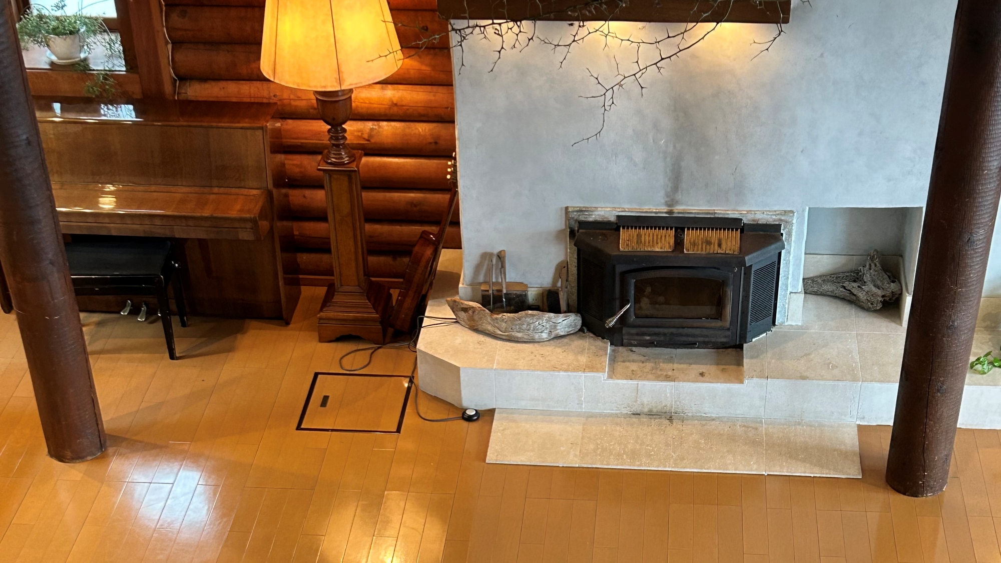 *【部屋】テラス棟の暖炉とピアノ