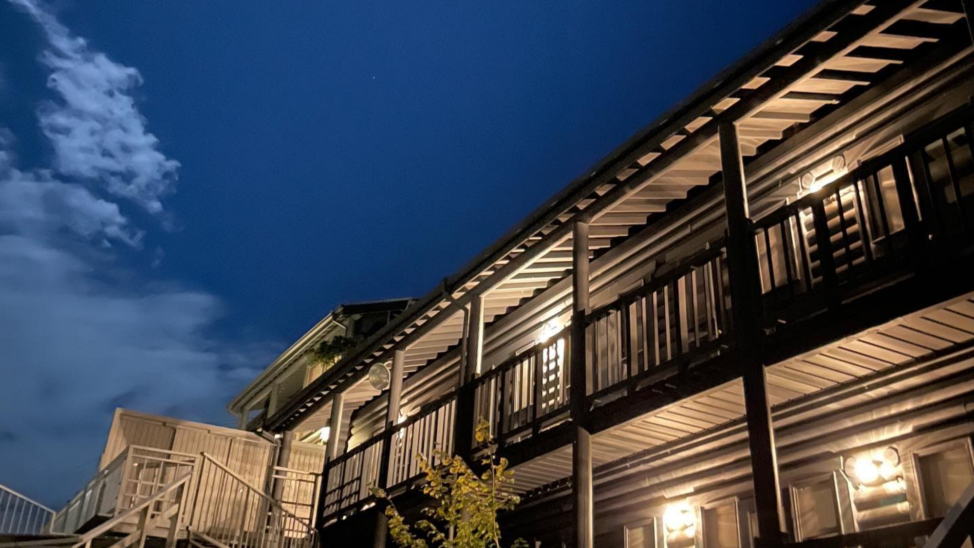 *【外観】夜のフォレスト棟