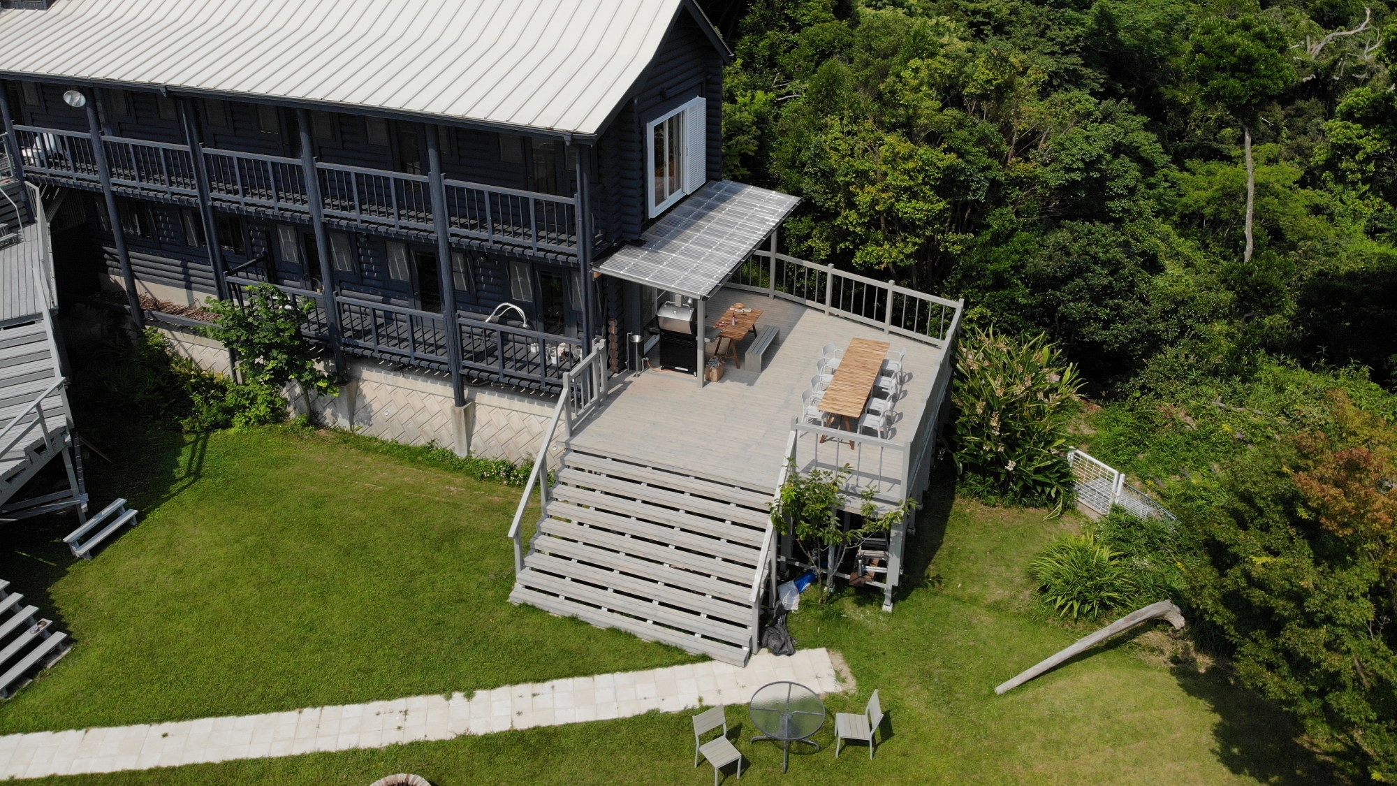 フォレスト棟の外観写真。森に隣接したデッキからは空と海と緑のコントラストが楽しめます。