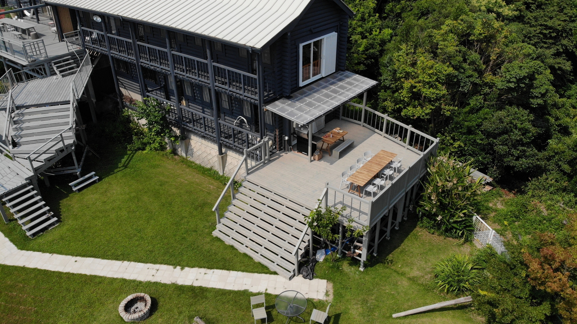 *【外観】フォレスト棟のデッキや庭でBBQなどお楽しみください