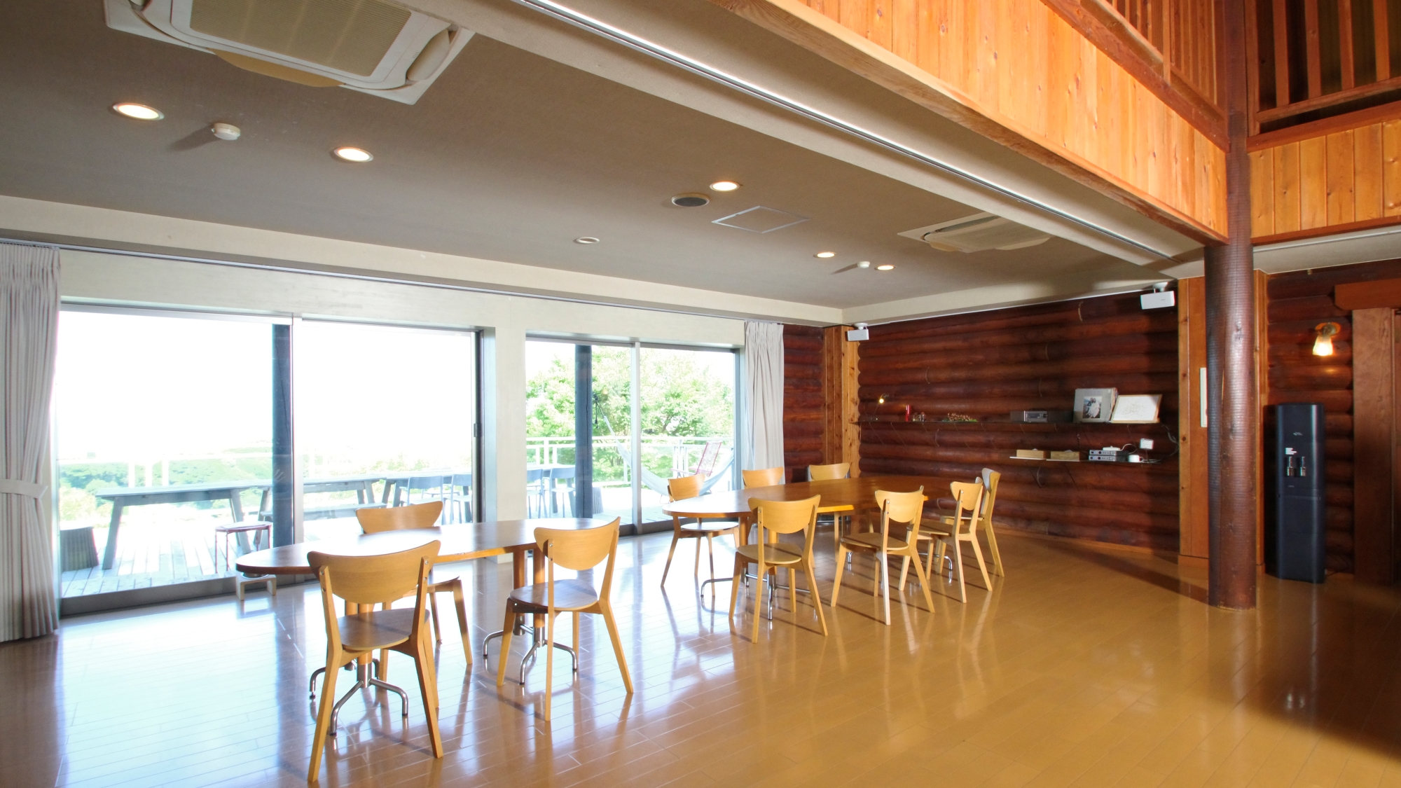 *【部屋】テラス棟の吹き抜けロビー