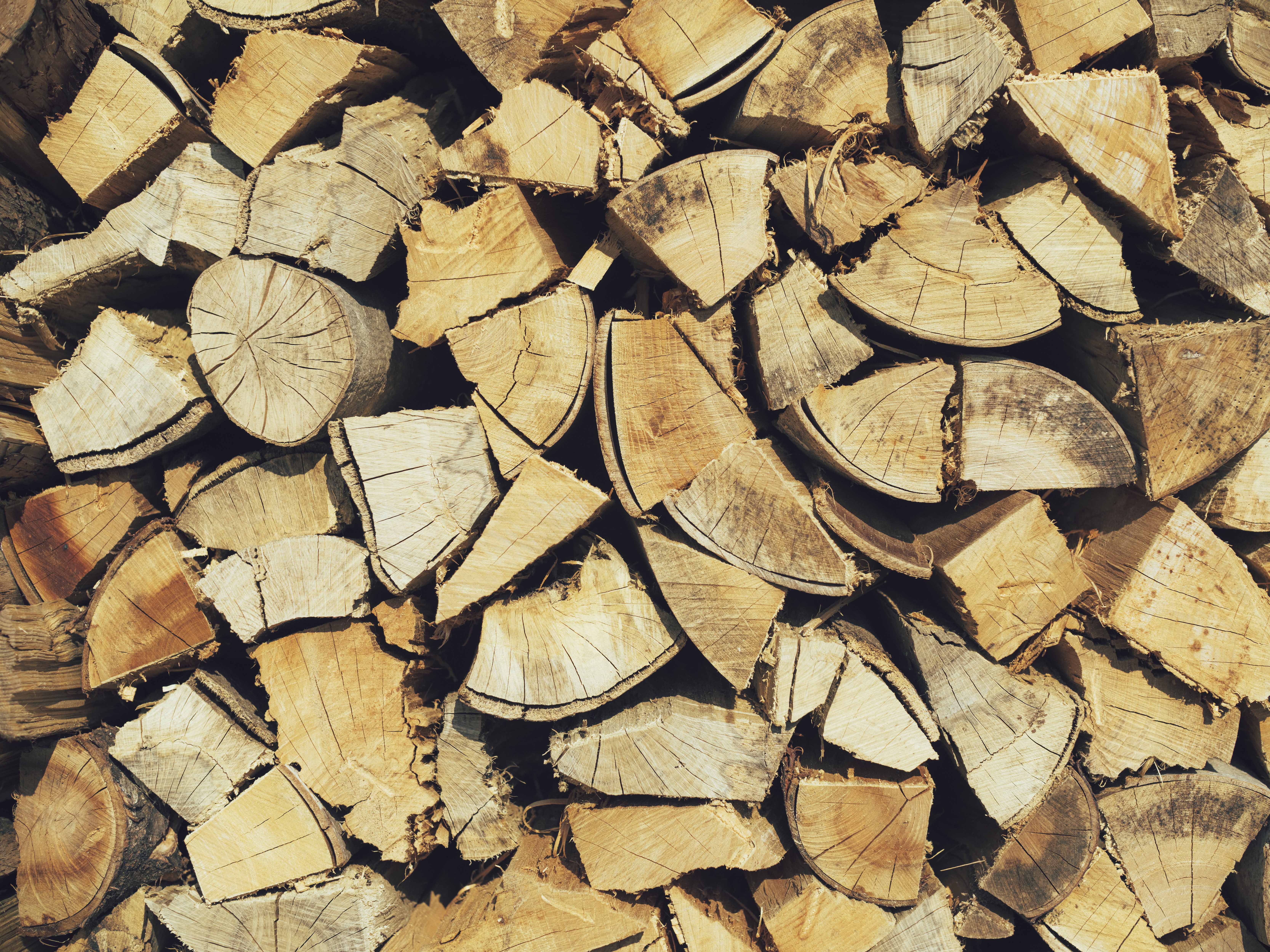 サウナを温める薪のストック