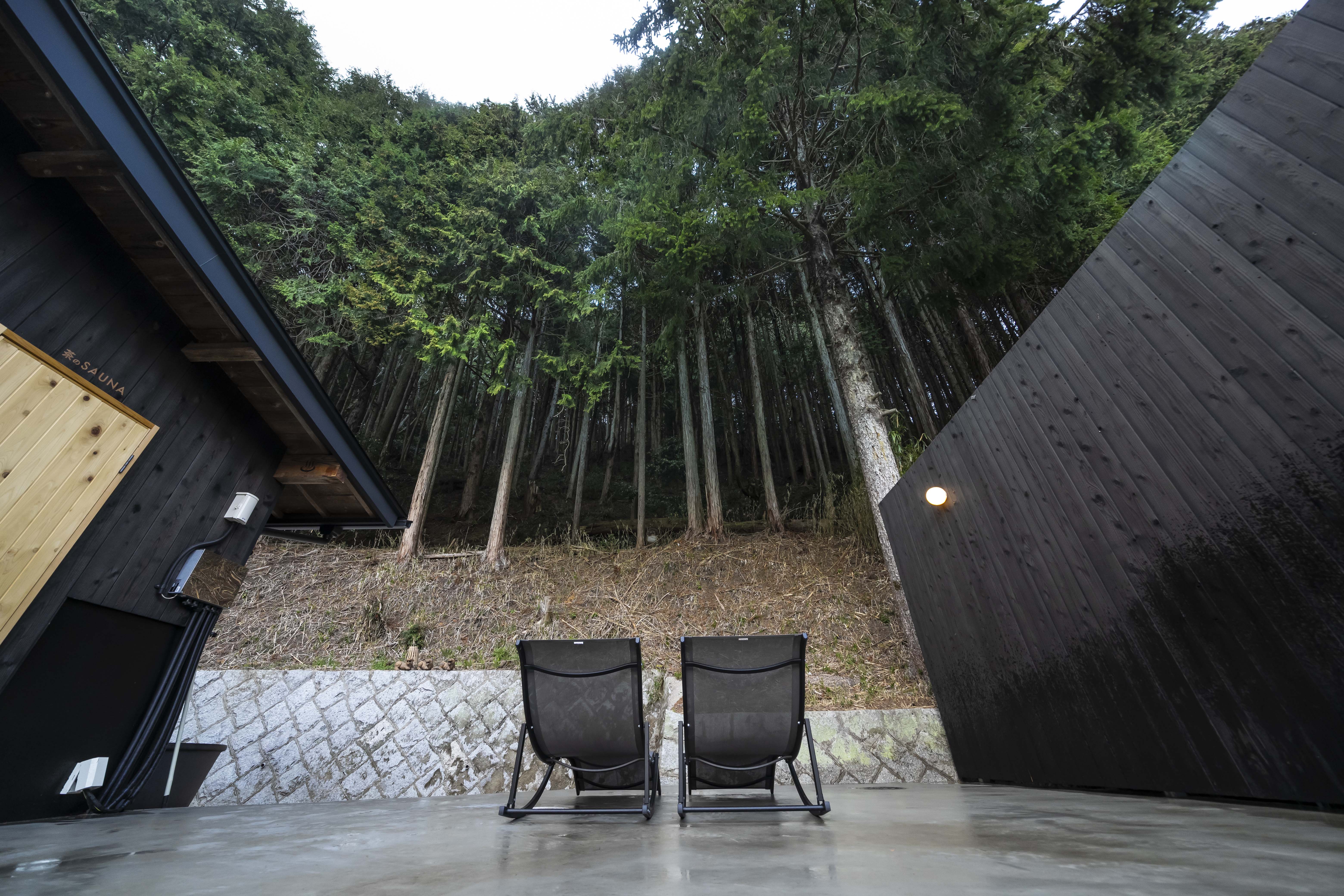 森を望むプライベート外気浴チェア