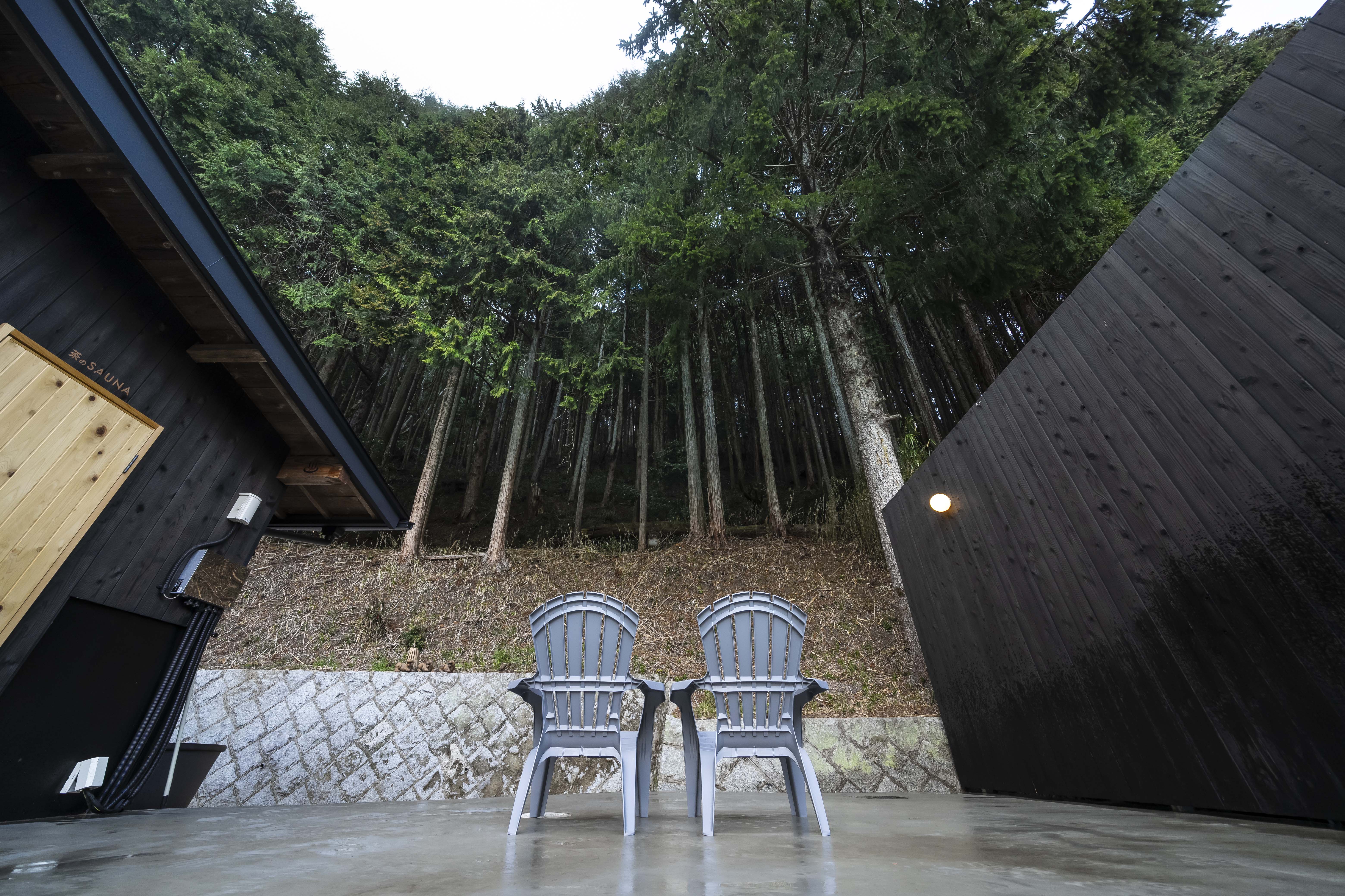 森を眺める外気浴チェア