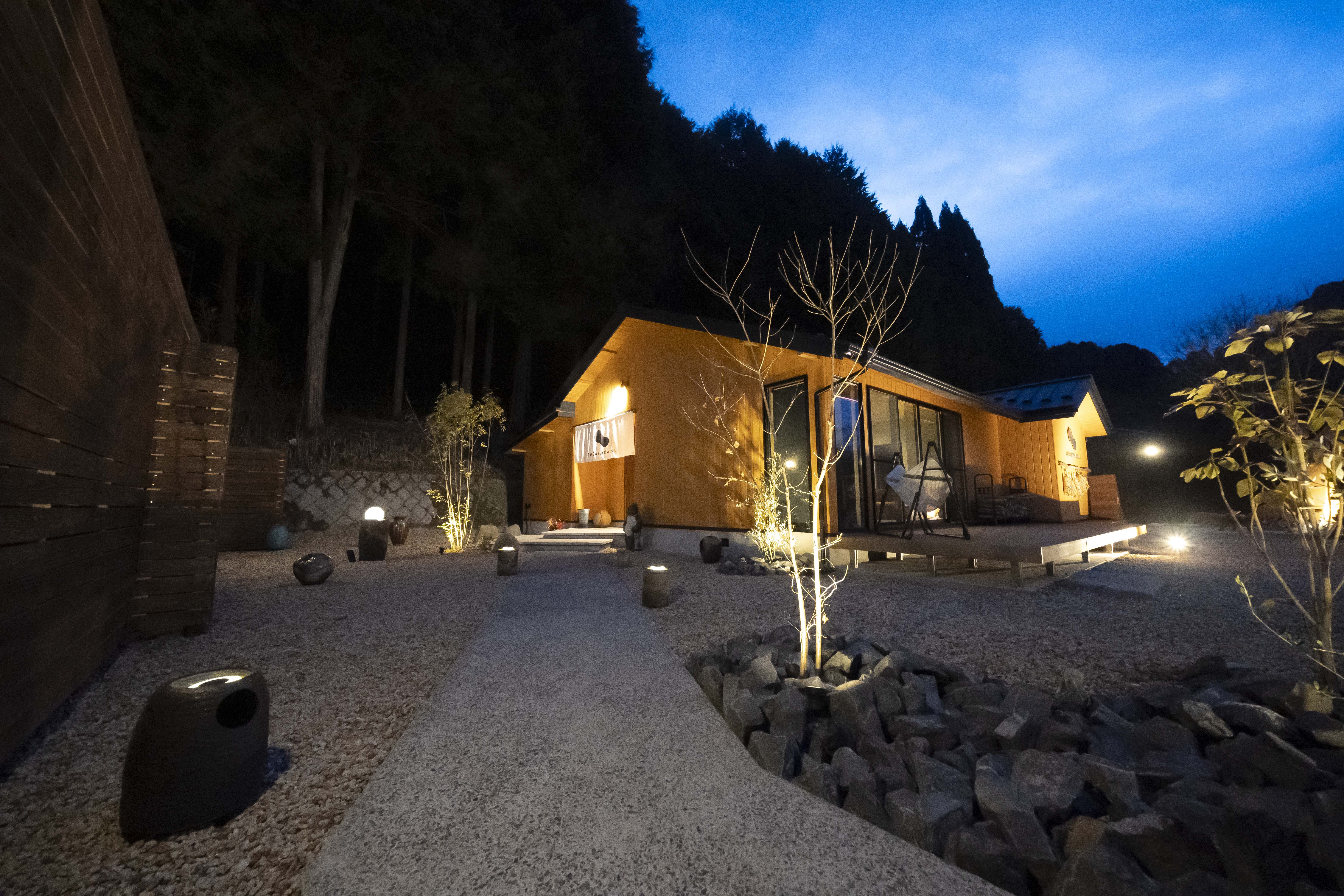 ライトアップされた夜の外観