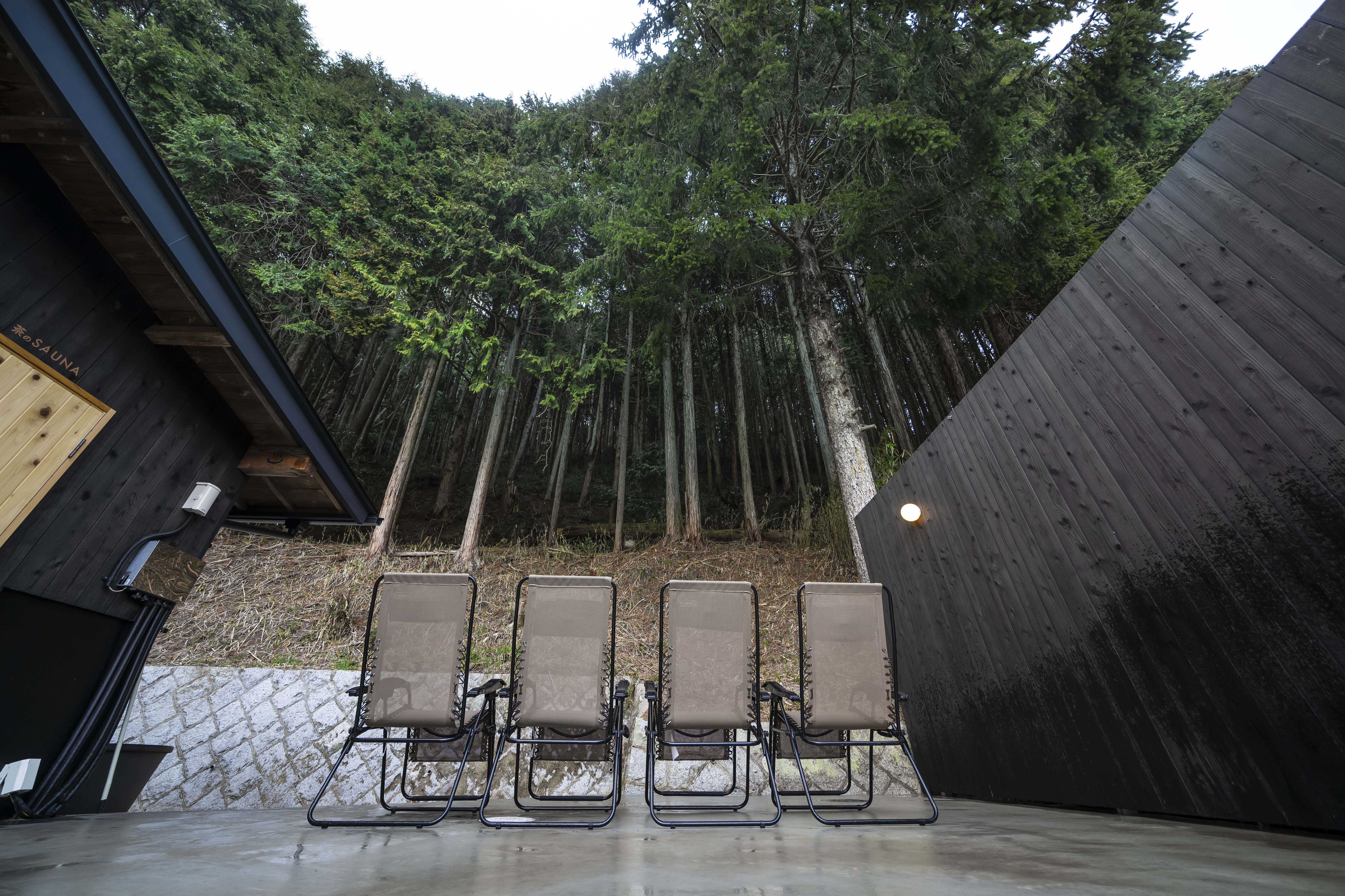 森に囲まれた外気浴スペース
