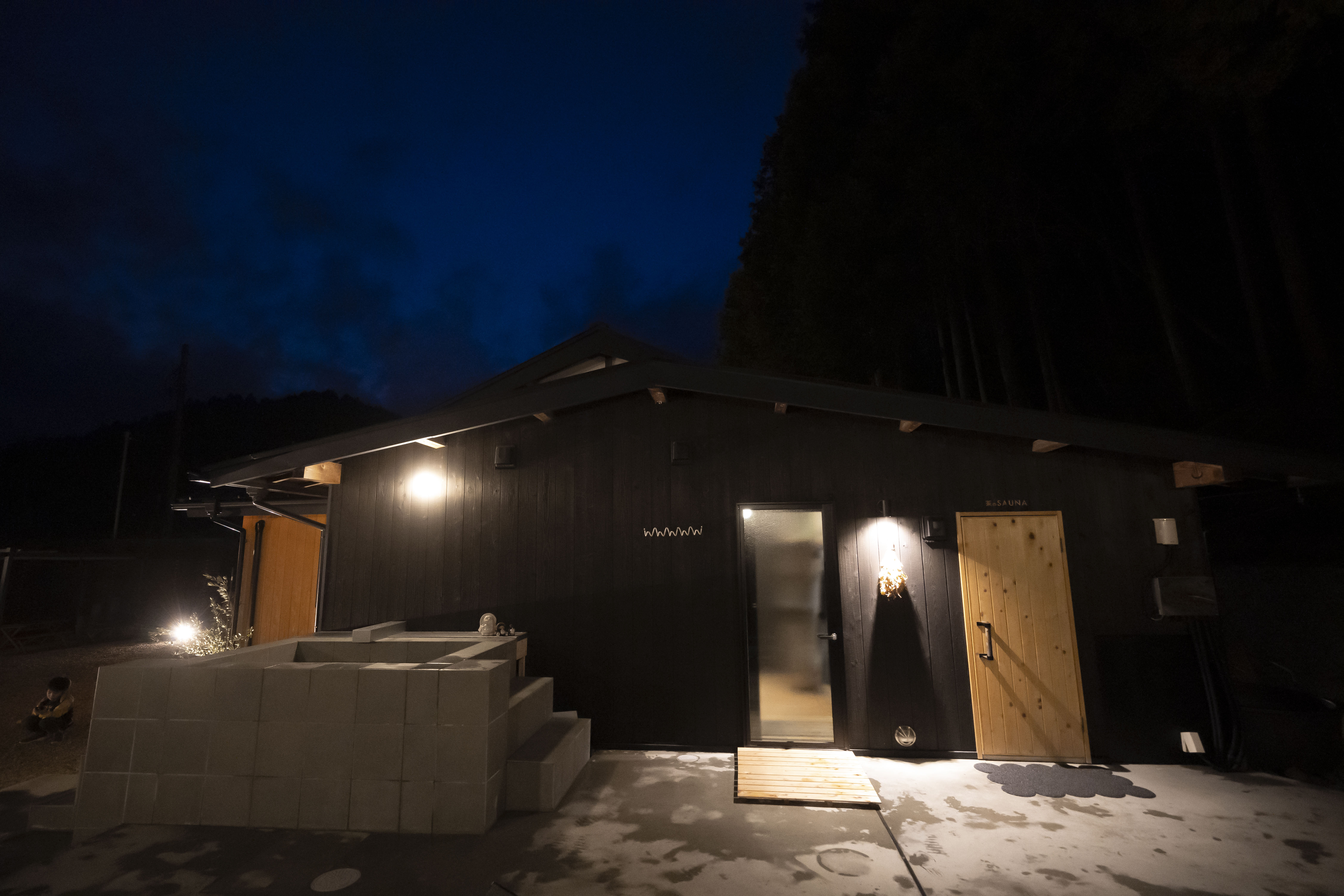夜のサウナ棟と水風呂