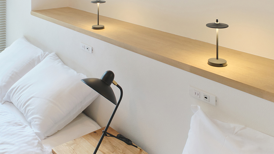 枕元にコンセントございます