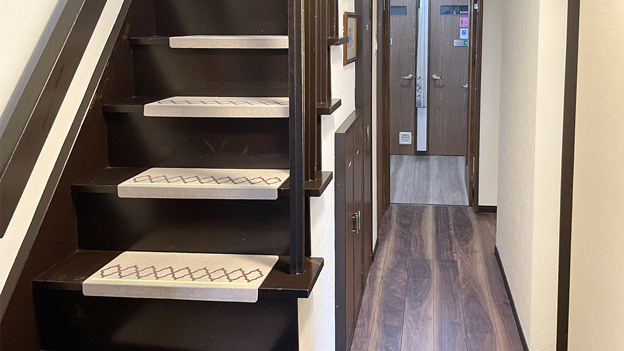 ・【内観】趣ある階段を上れば和室8畳と和室4.5畳のお部屋がございます