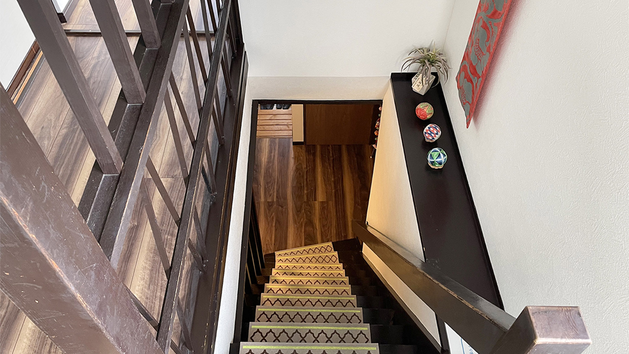 ・【内観】年月を重ねた木のぬくもりを感じる廊下や階段　小物が階段を彩ります