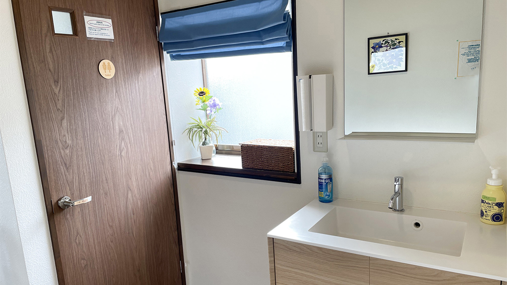 ・【洗面所】清潔感あふれる洗面所　明るい空間と大きな鏡でストレスなく快適にご使用いただけます