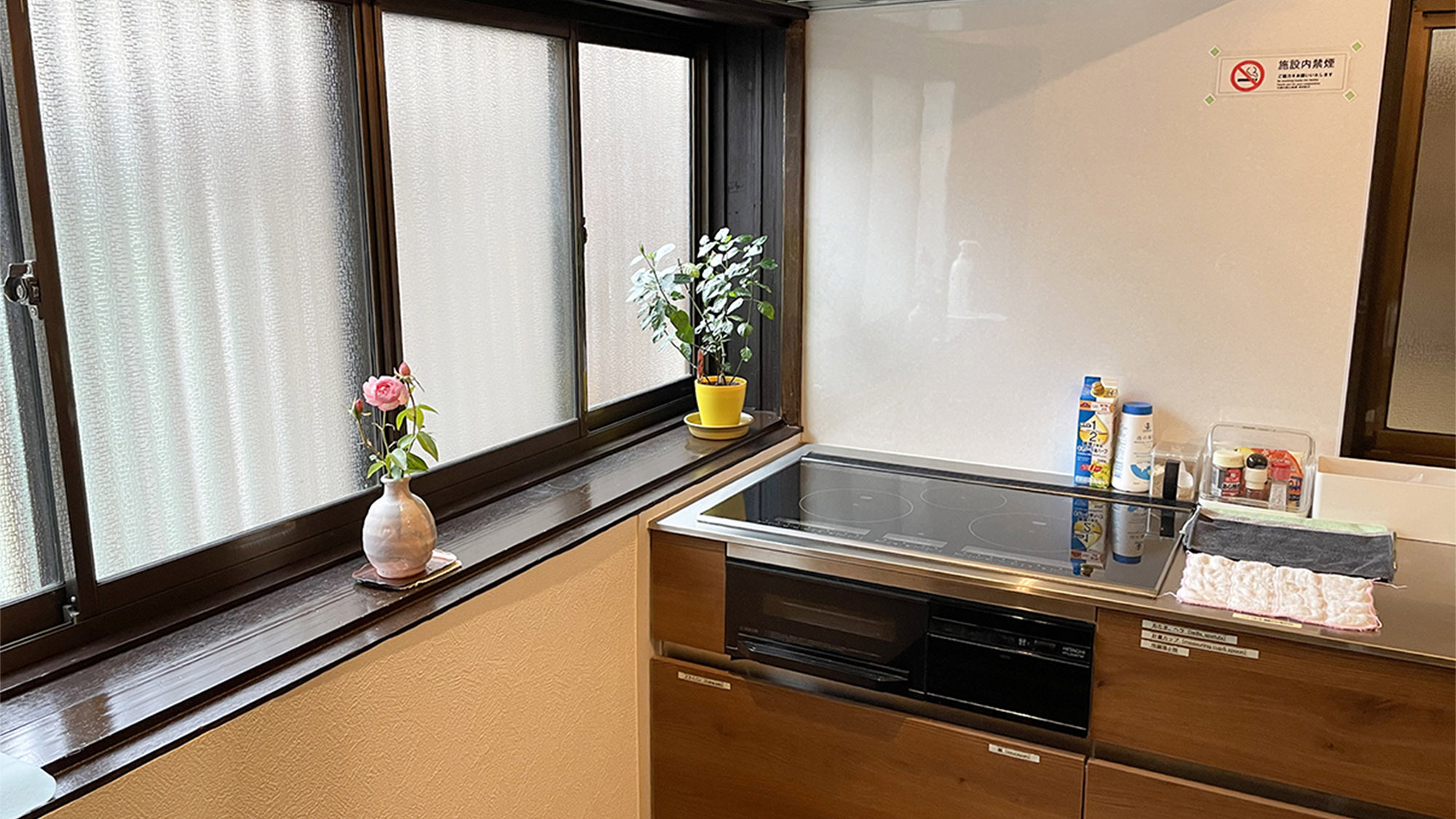 ・【キッチン】暮らすように旅をするゲストのためのぬくもりあるキッチン　簡単な調理や温めにも便利
