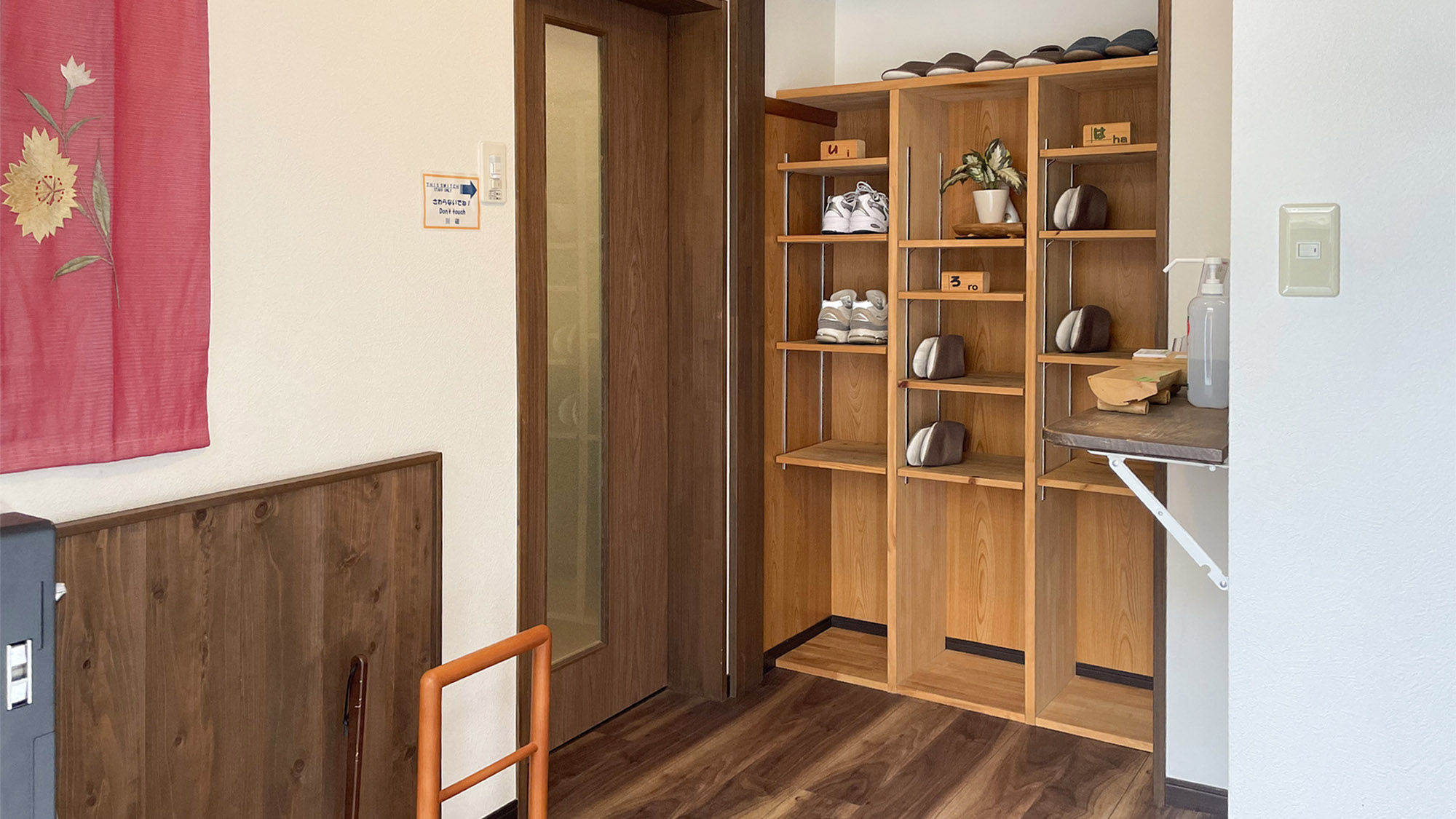 ・【エントランス】温かさを感じる素朴な空間で皆様をお待ちしております