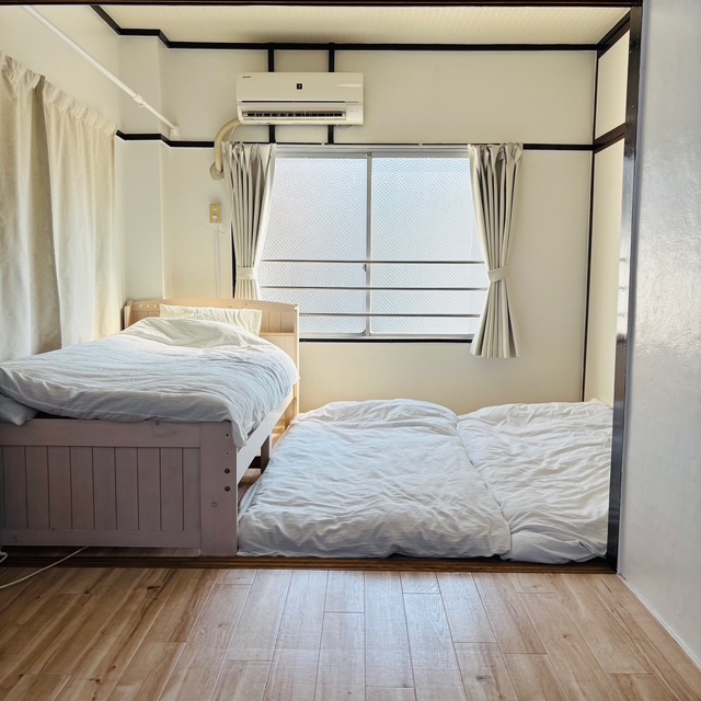 シングルベッド１つと、布団を2つ敷く形になります。広くはないので、ご家族連れや女性グループにはいいと思います。体の大きい方には少し窮屈かもしれません。