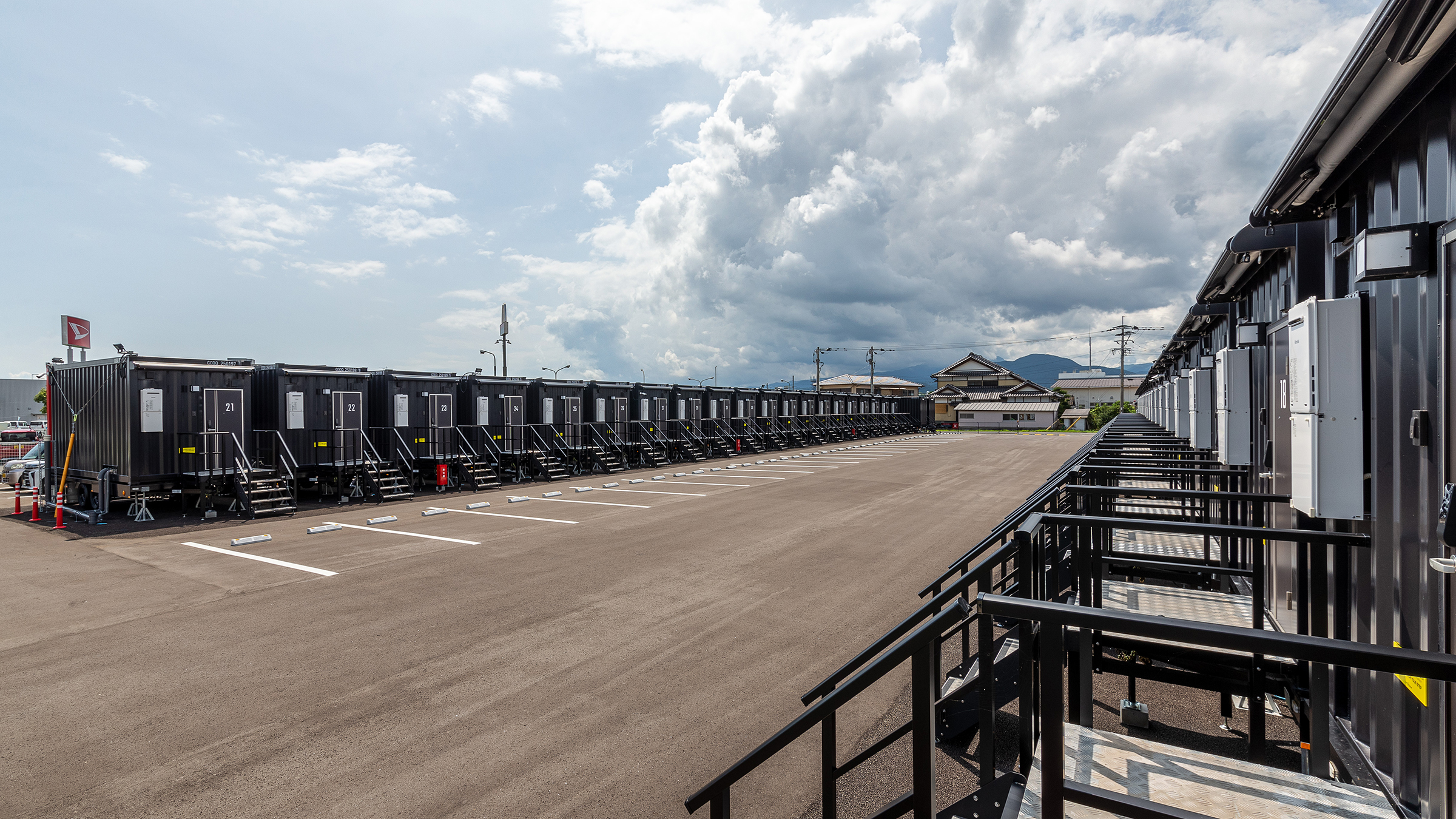 夜でも明るく安心！防犯カメラを複数設置しセキュリティ対策もバッチリ！日差しや雨を遮るオーニングを完備。