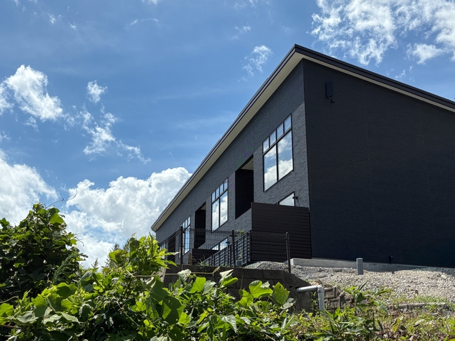 日本三景松島を見下ろす高台に建つコテージ。BBQやサウナもお愉しみいただけます。