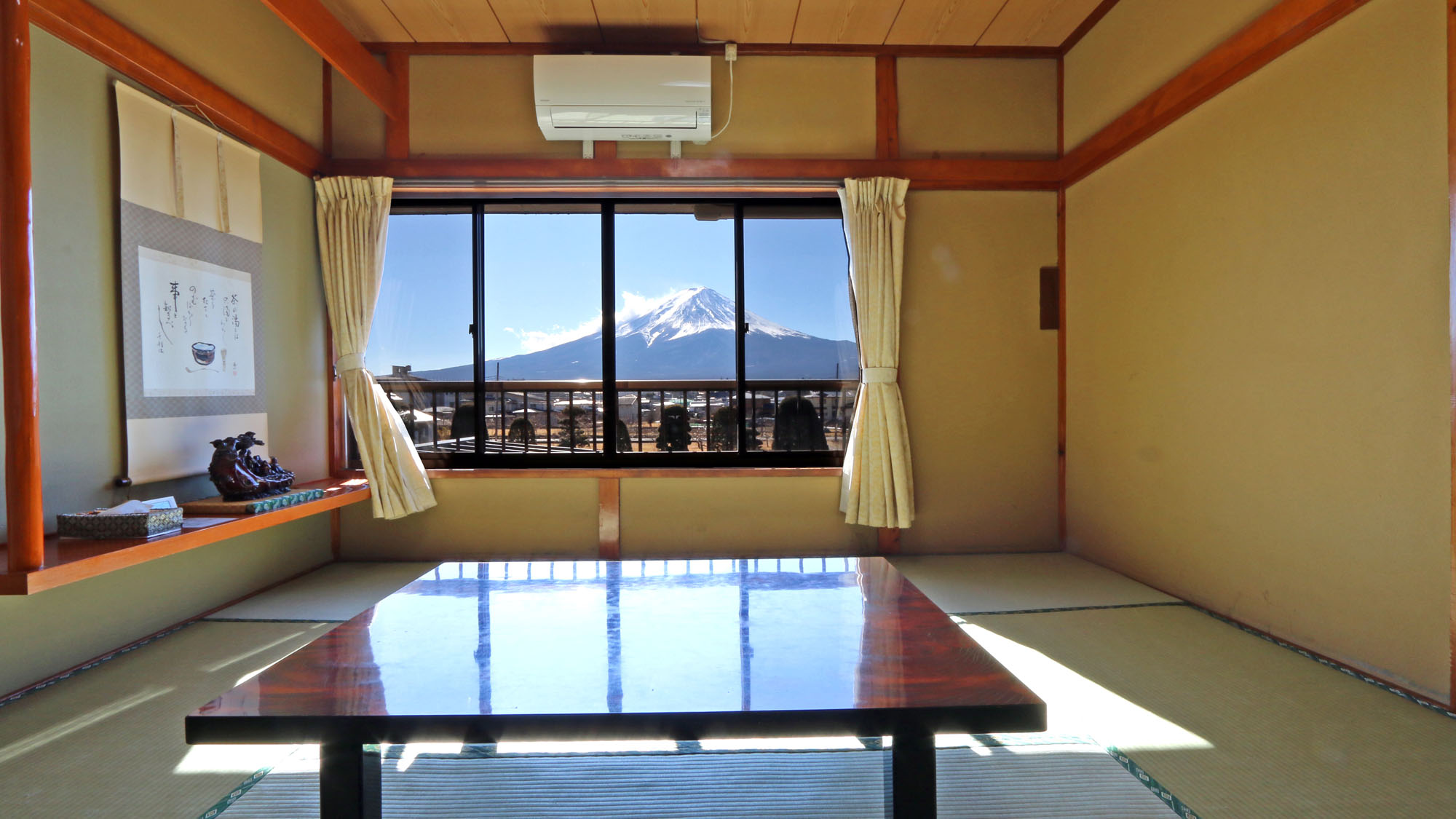 客室_富士山ビュー_御庭[203]_富士山ビュー和室8畳のお部屋。お部屋からは富士山を一望できます*