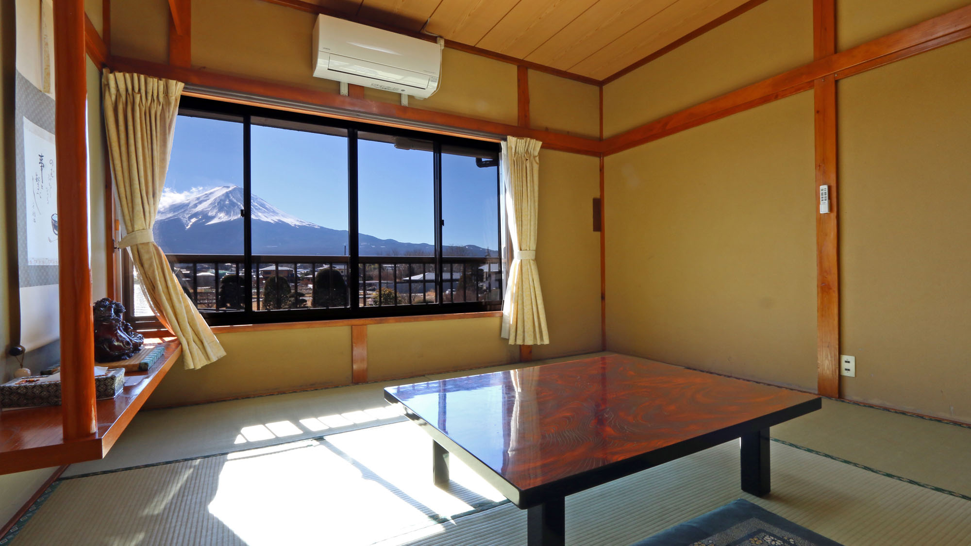 客室_富士山ビュー_御庭[203]富士山ビュー和室8畳のお部屋。お部屋からは富士山を一望できます*