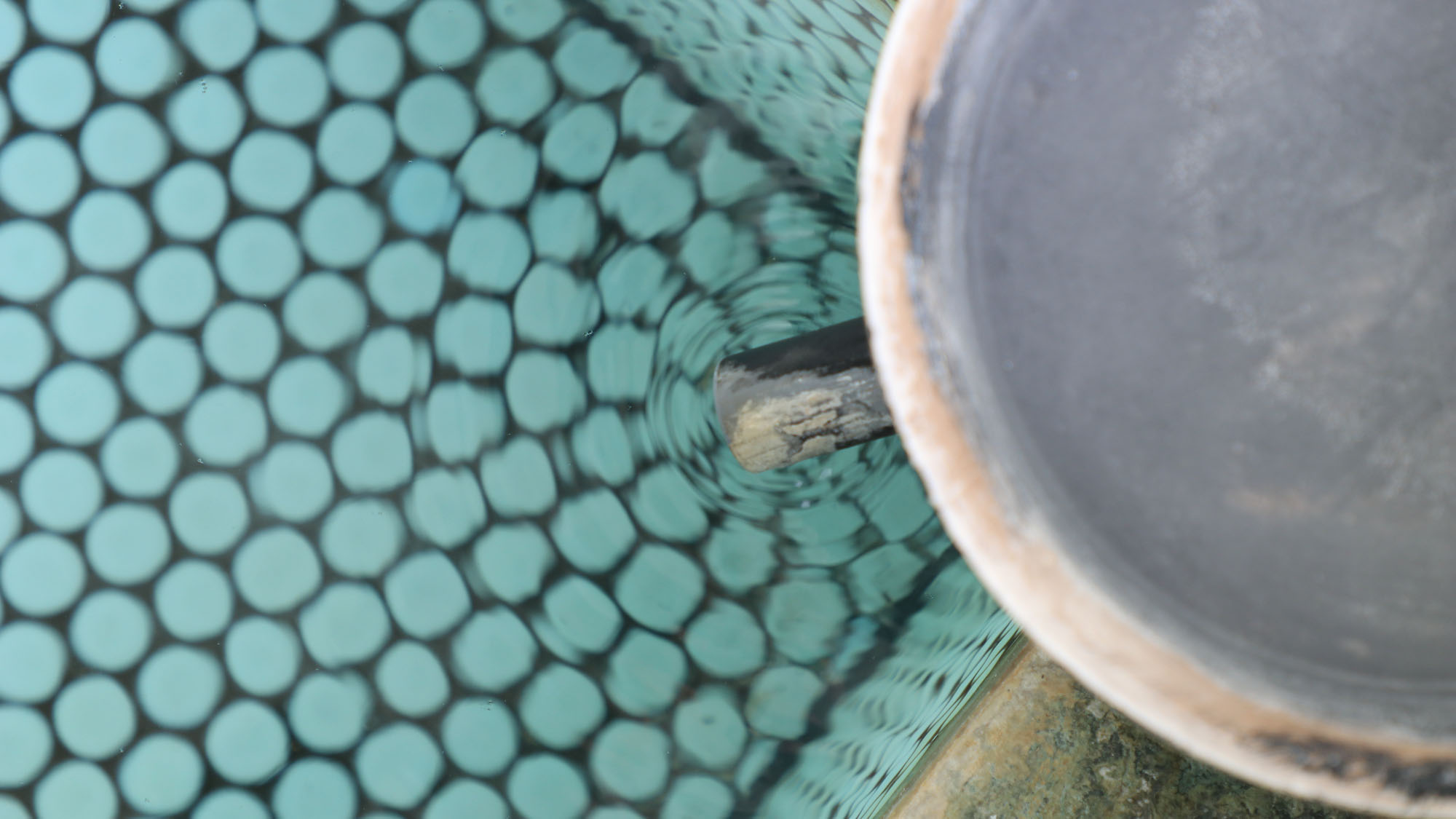 館内_浴室_湯口_浴槽に注がれる温泉。加温はされています*