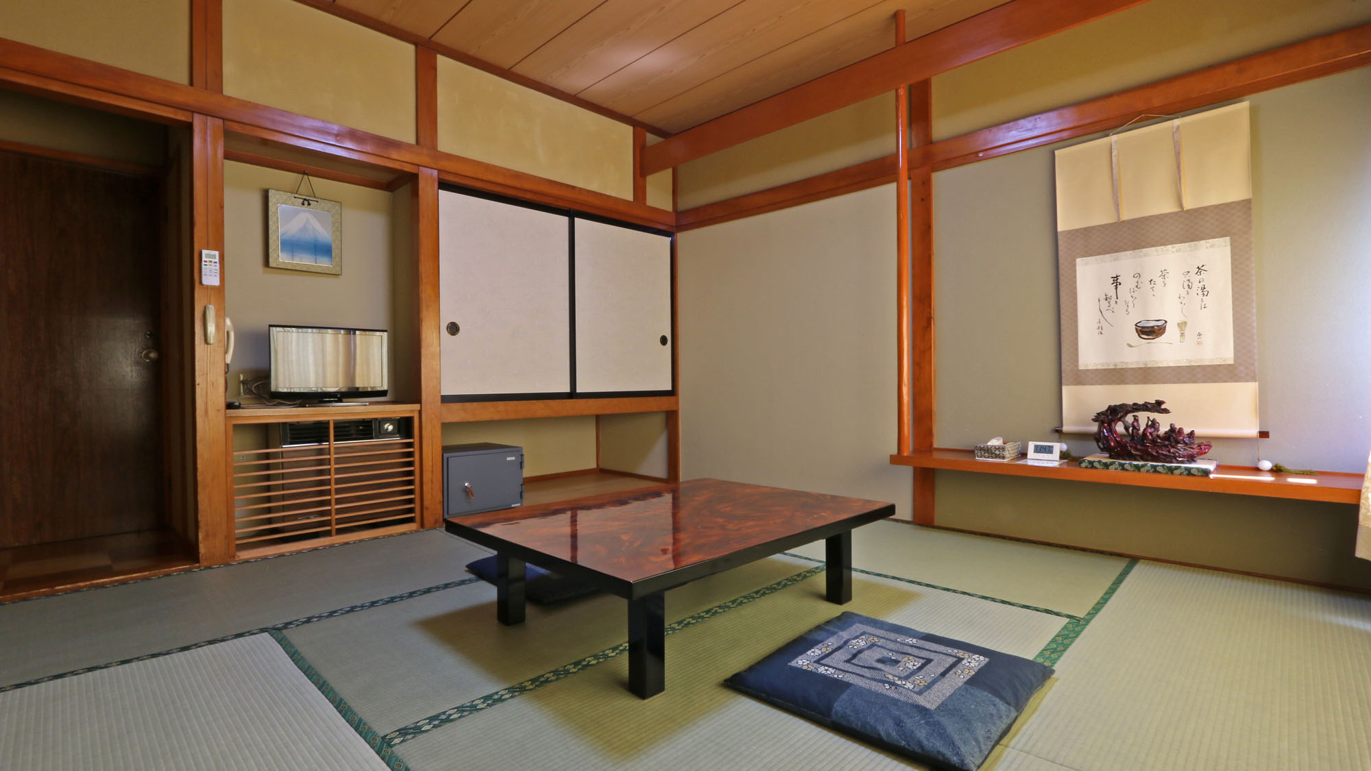 客室_富士山ビュー_御庭[203]_富士山側8畳和室のお部屋*