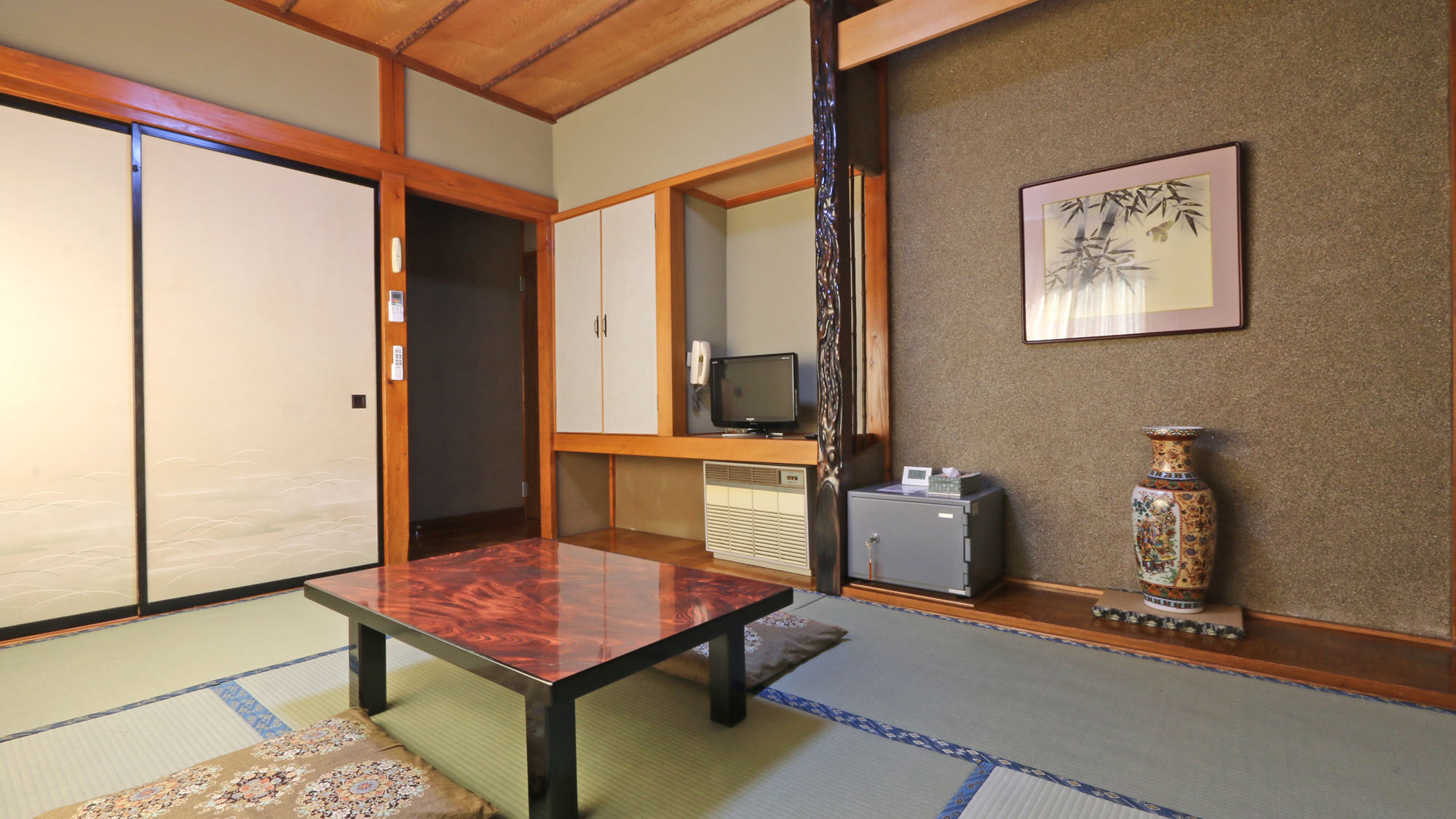 客室_富士山ビュー_天上[201]_富士山ビュー和室6畳のお部屋。贅沢に景色は富士山です*