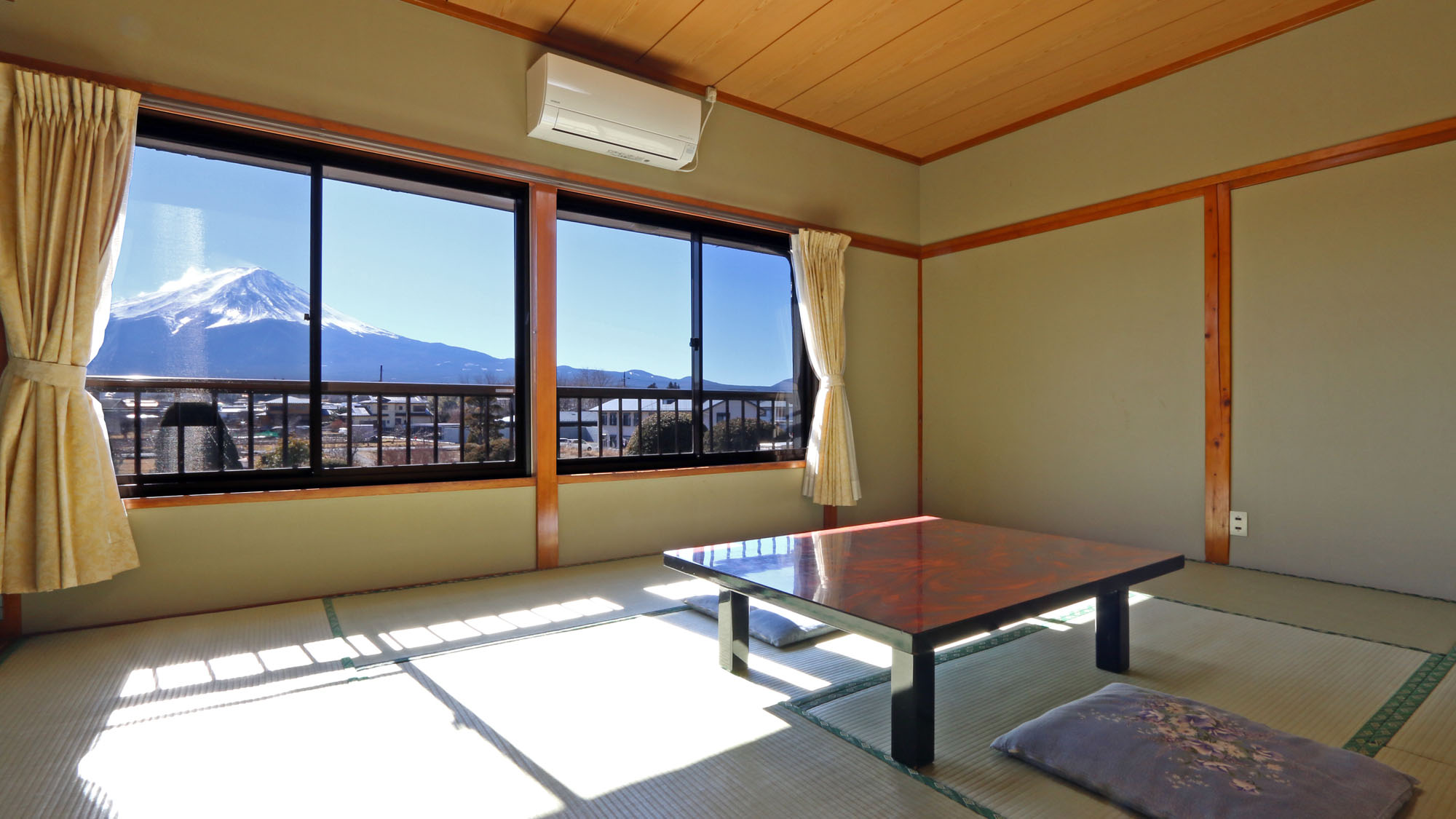 客室_富士山ビュー_風穴[205]富士山ビュー和室10畳のお部屋。グループやご家族でのご利用に便利*