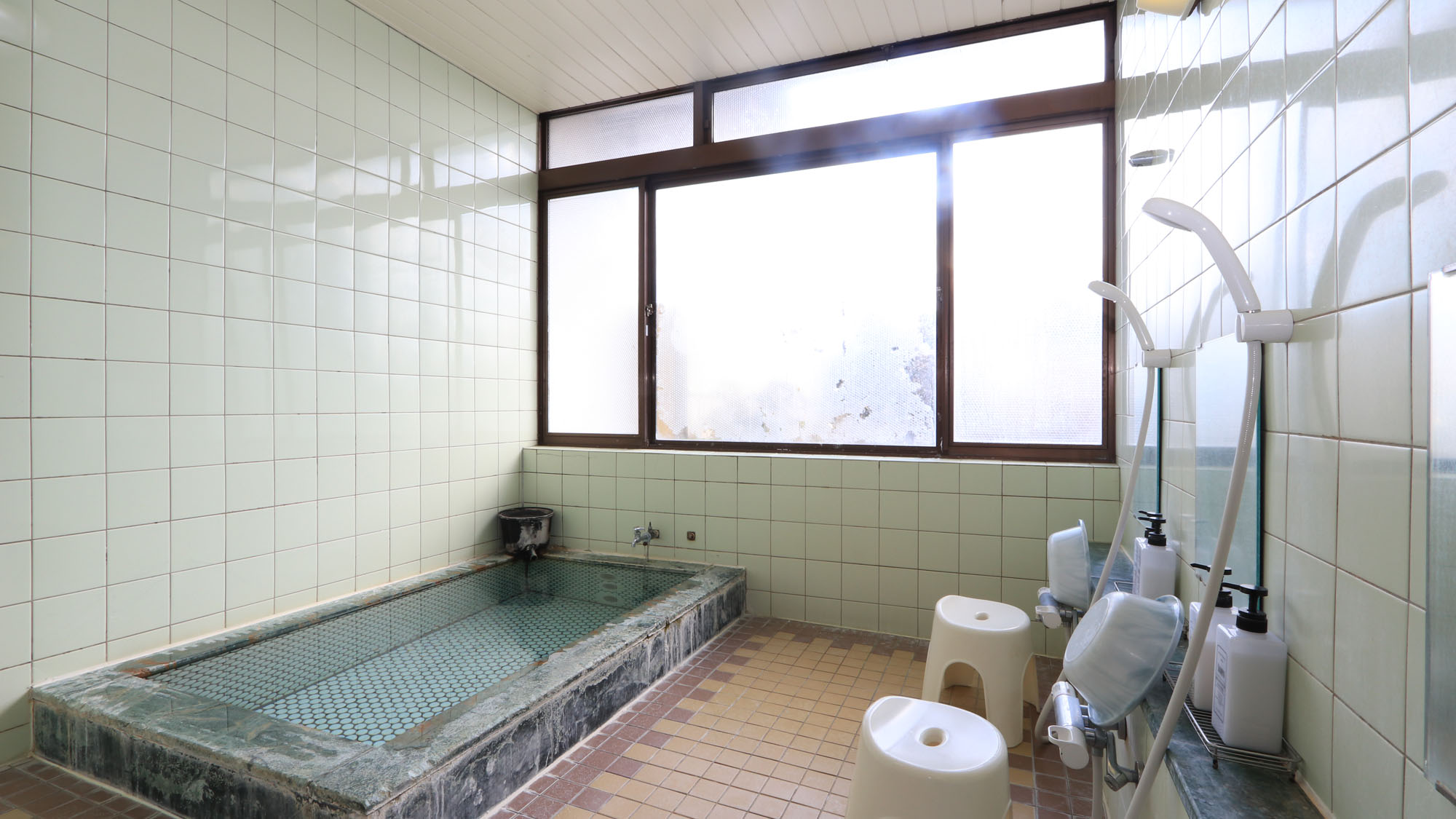 館内_浴室_小さいながらも天然温泉のお風呂*