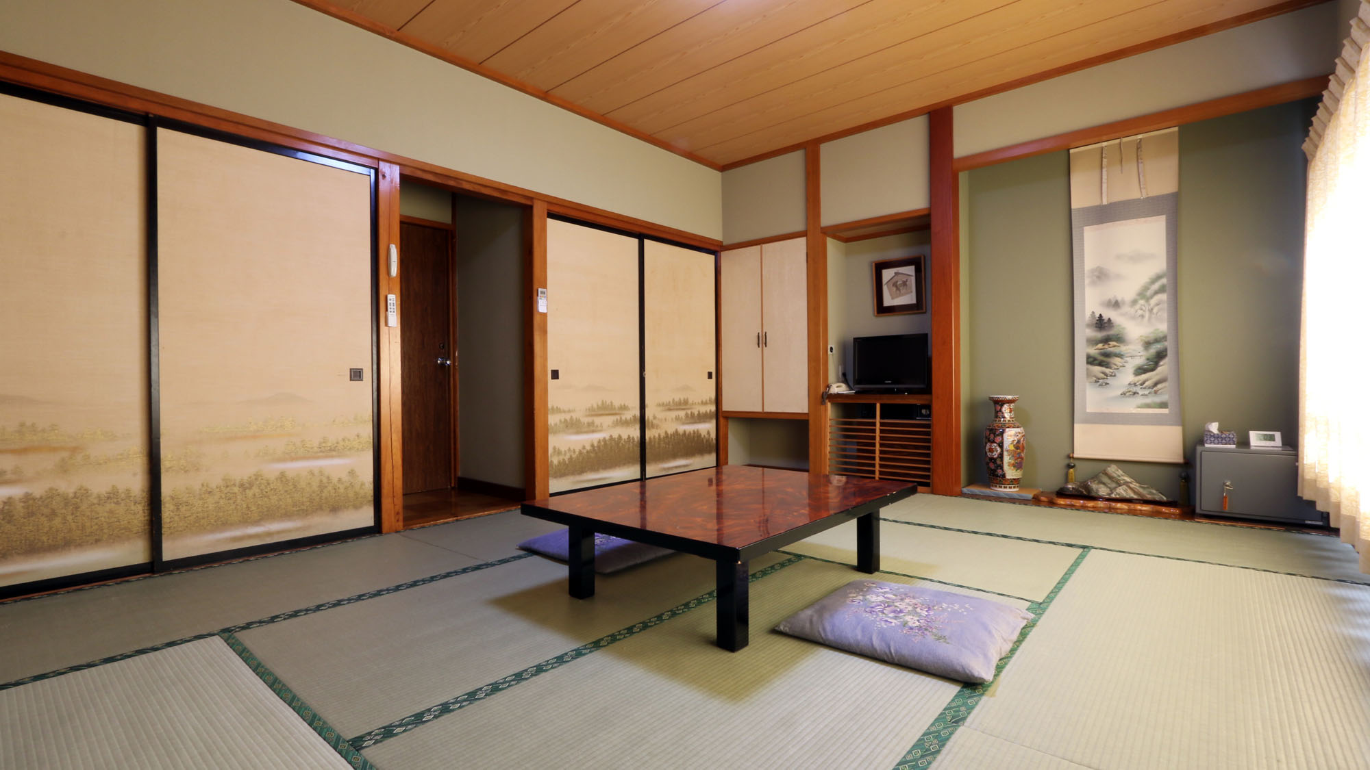 客室_富士山ビュー_風穴[205]富士山ビュー和室10畳のお部屋。グループやご家族でのご利用に便利*