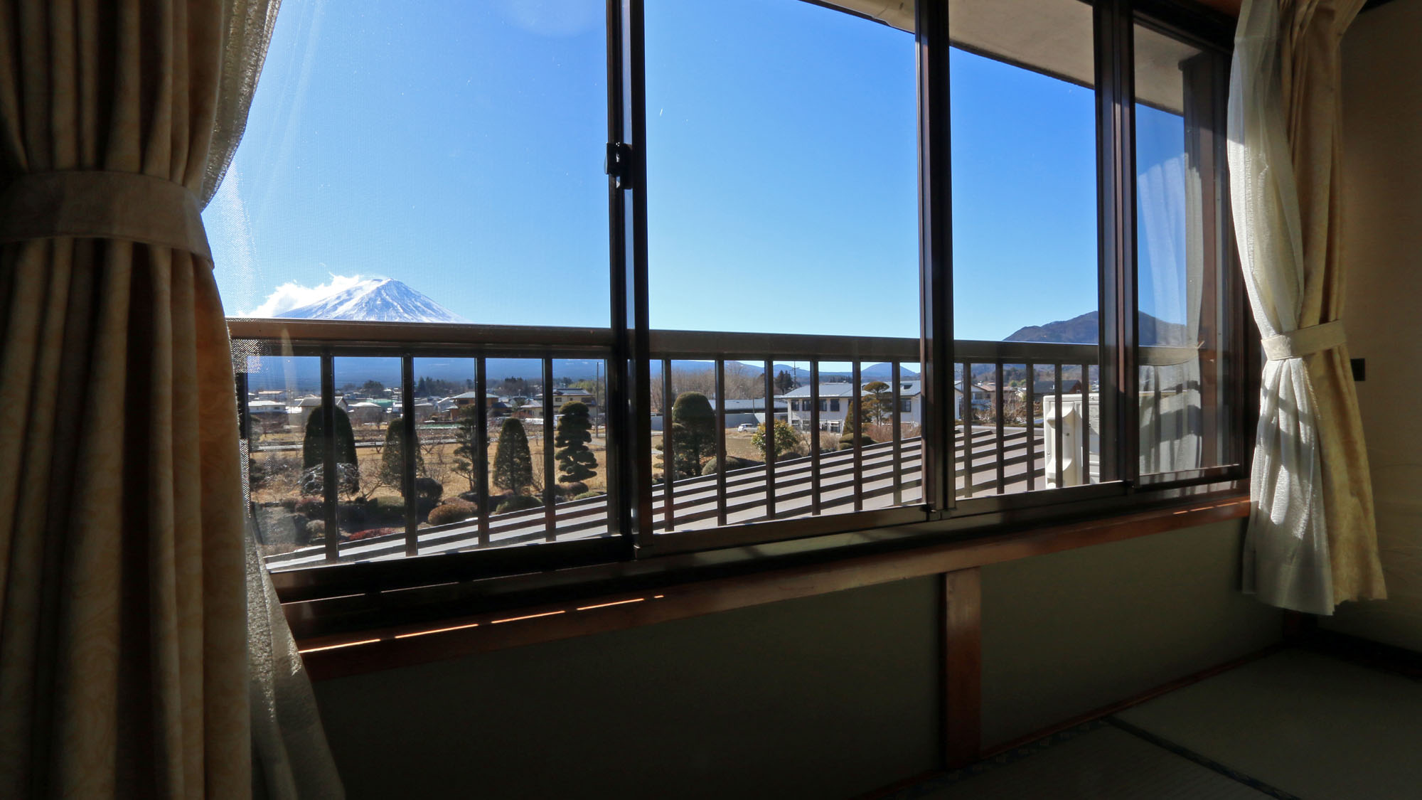 客室_富士山ビュー_天上[201]_富士山ビュー和室6畳のお部屋。贅沢に景色は富士山です