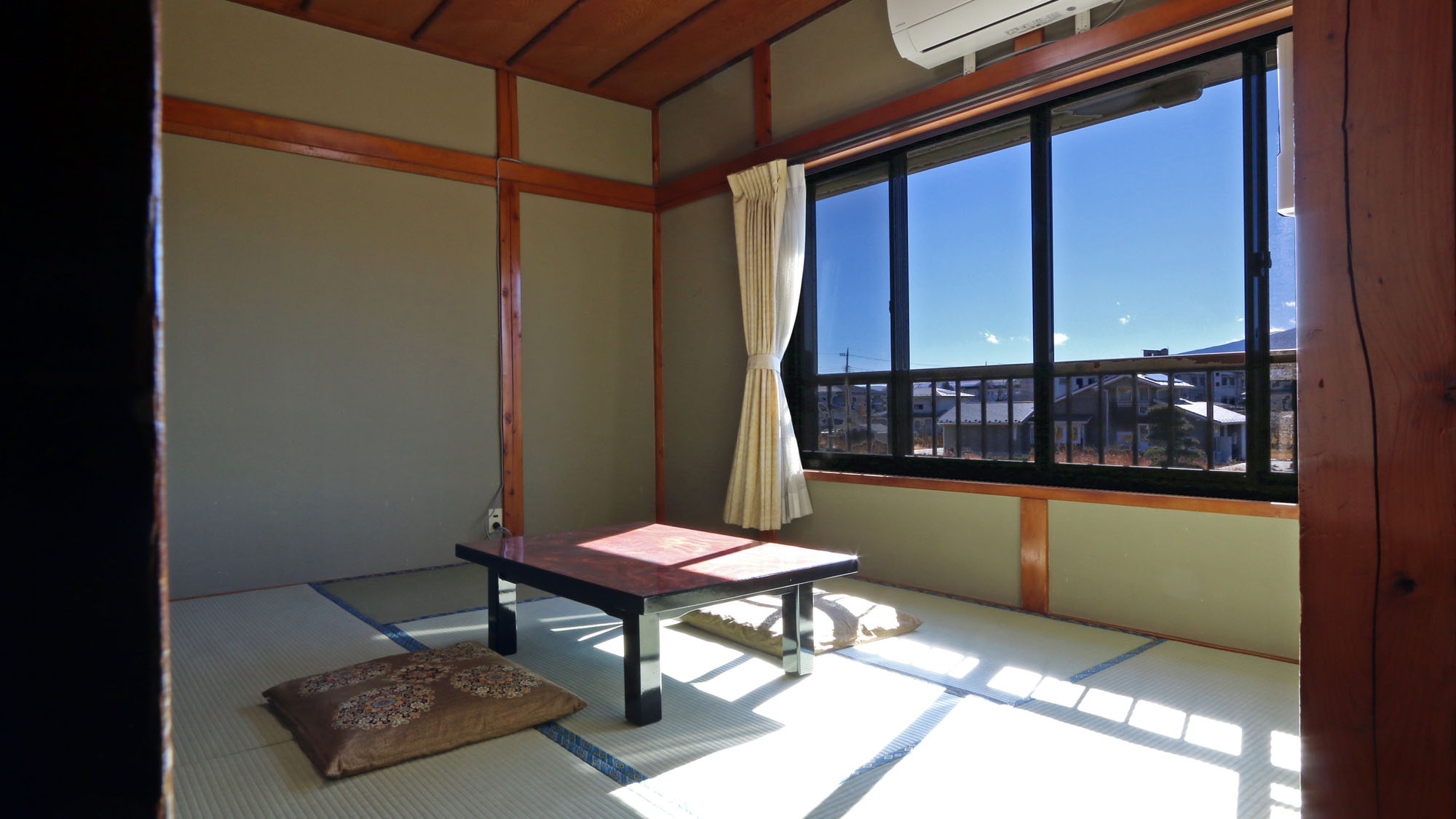 客室_富士山ビュー_天上[201]_富士山ビュー和室6畳のお部屋。贅沢に景色は富士山です*