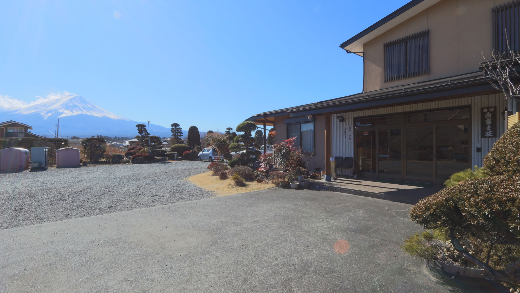外観_駐車場は広々。駐車場からも富士山一望です*