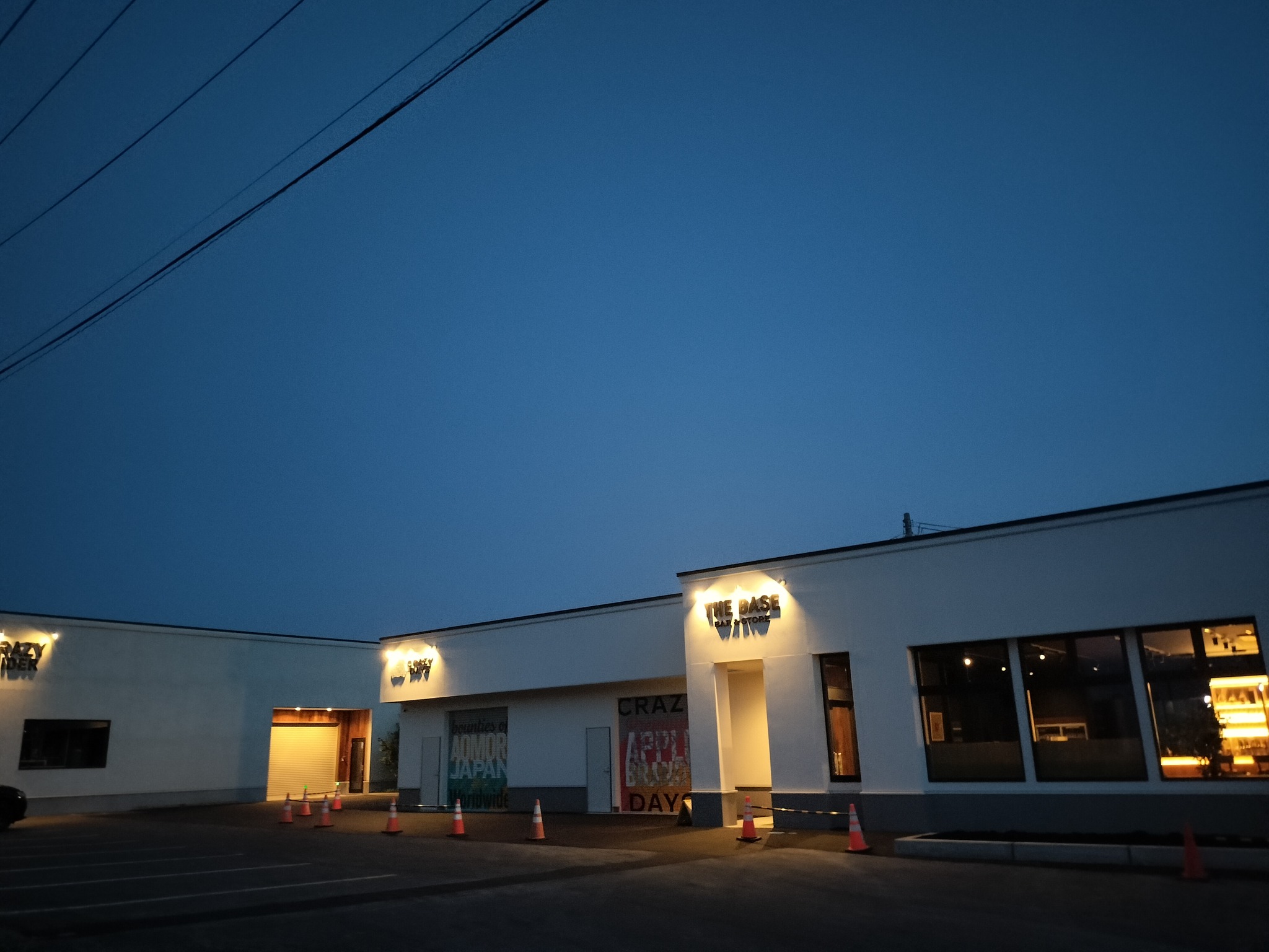 アップルブランデー「CRAZYDAYS」シードル「CRAZYCIDIR」の工場見学後シードルの試飲やお酒やグッズ等のお買い物ができる「THE BASE」