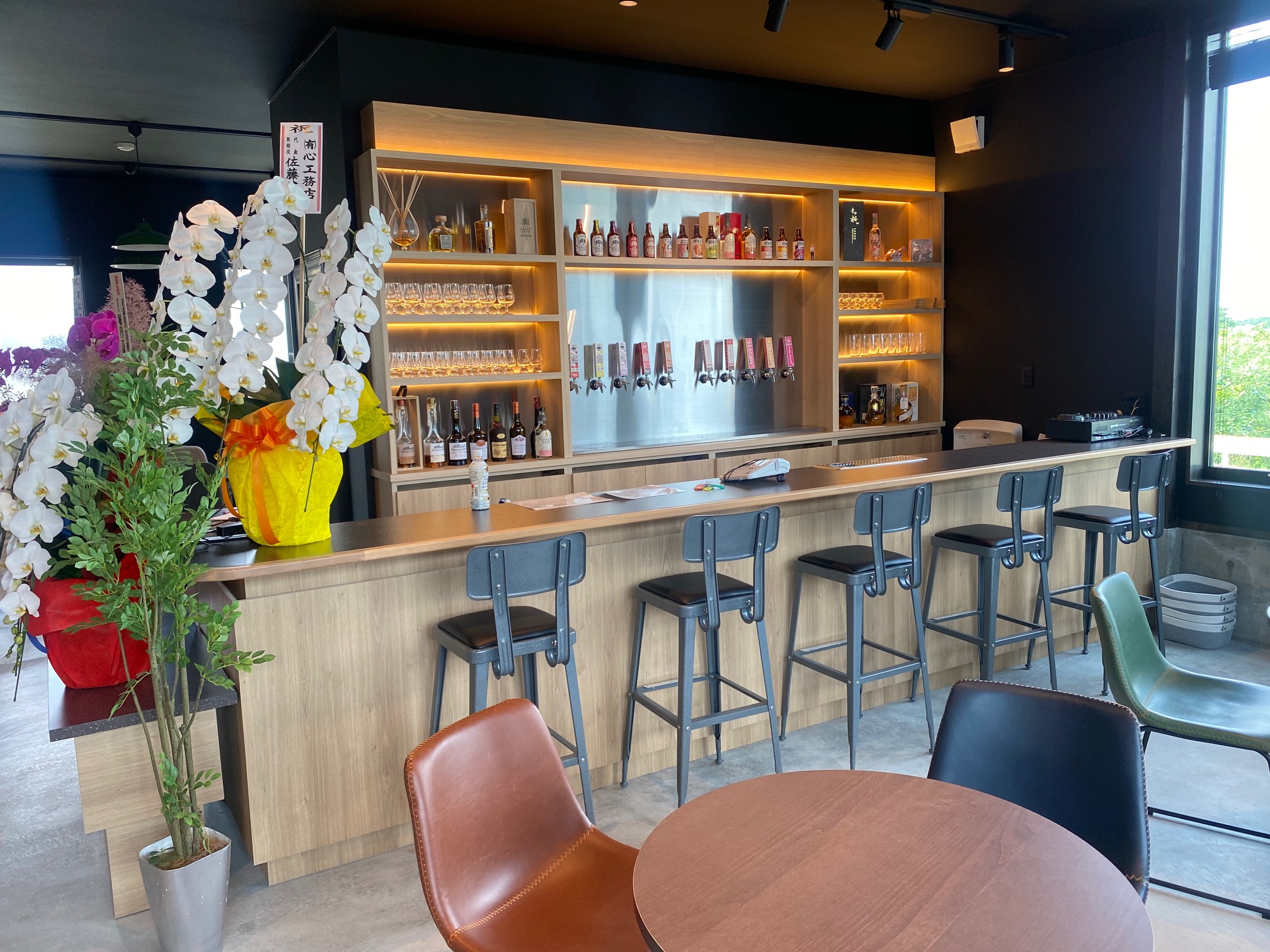 アップルブランデー、シードルの試飲ができる「THE BASE」のカウンター