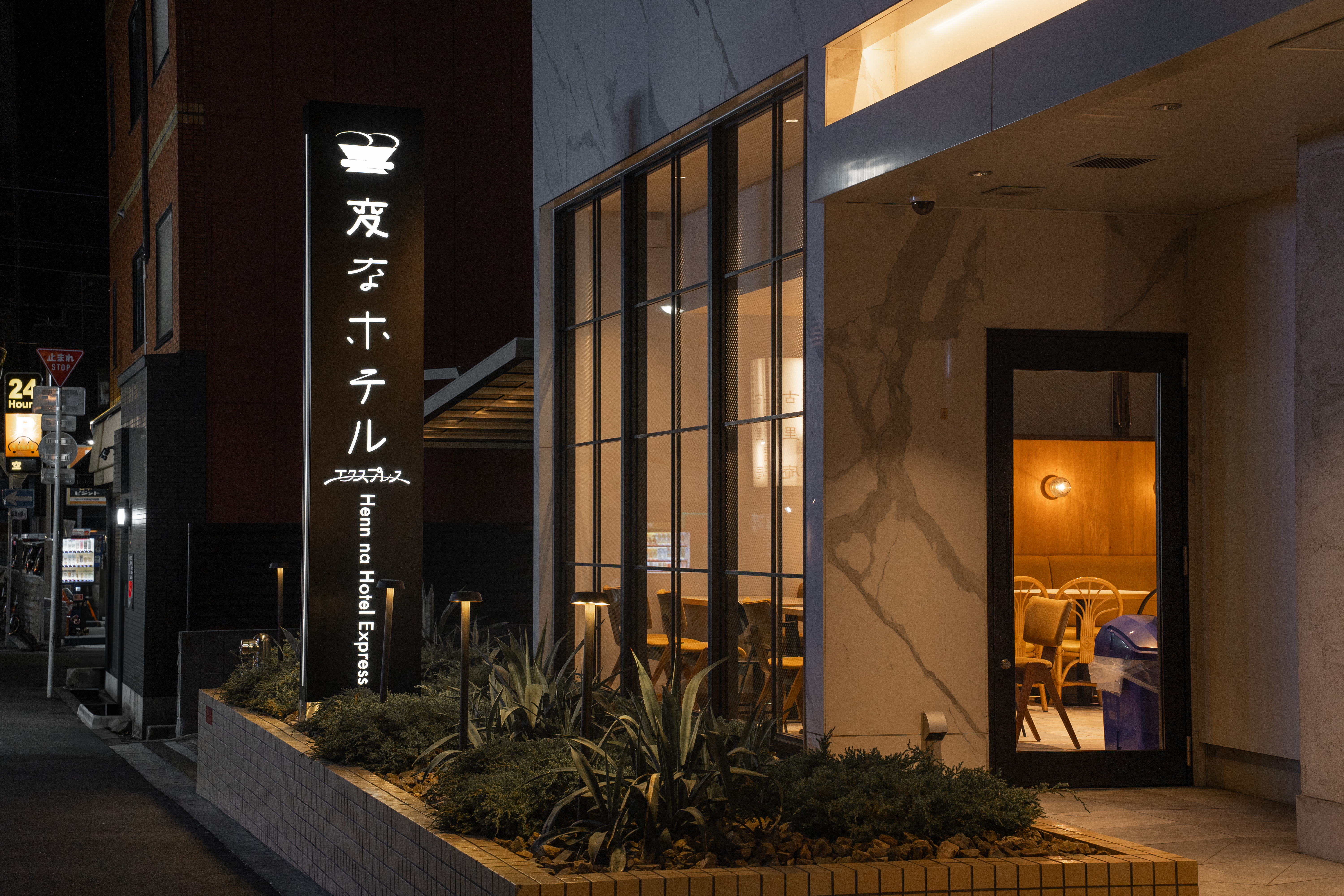 ホテル外観（夜）