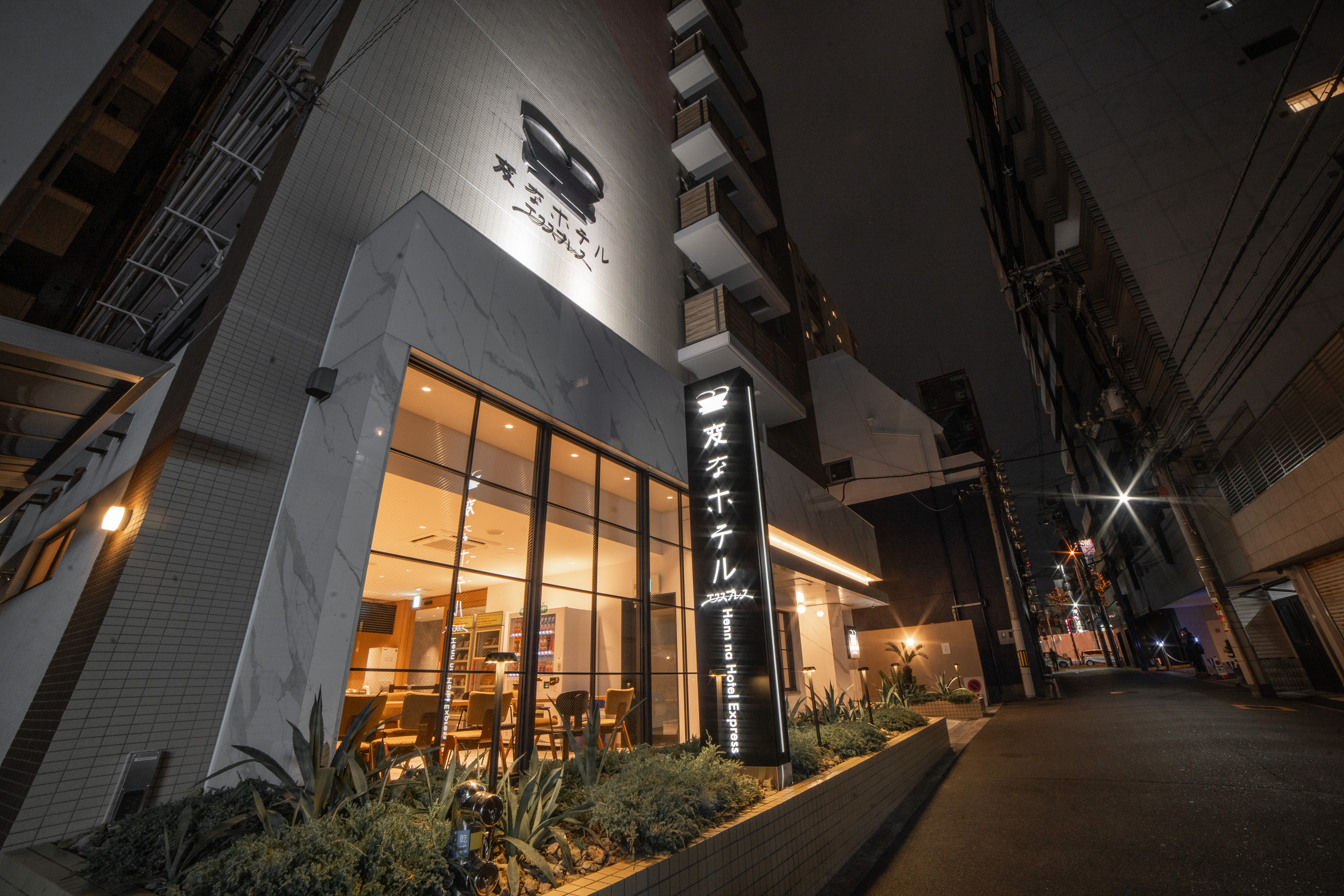 ホテル外観（夜）