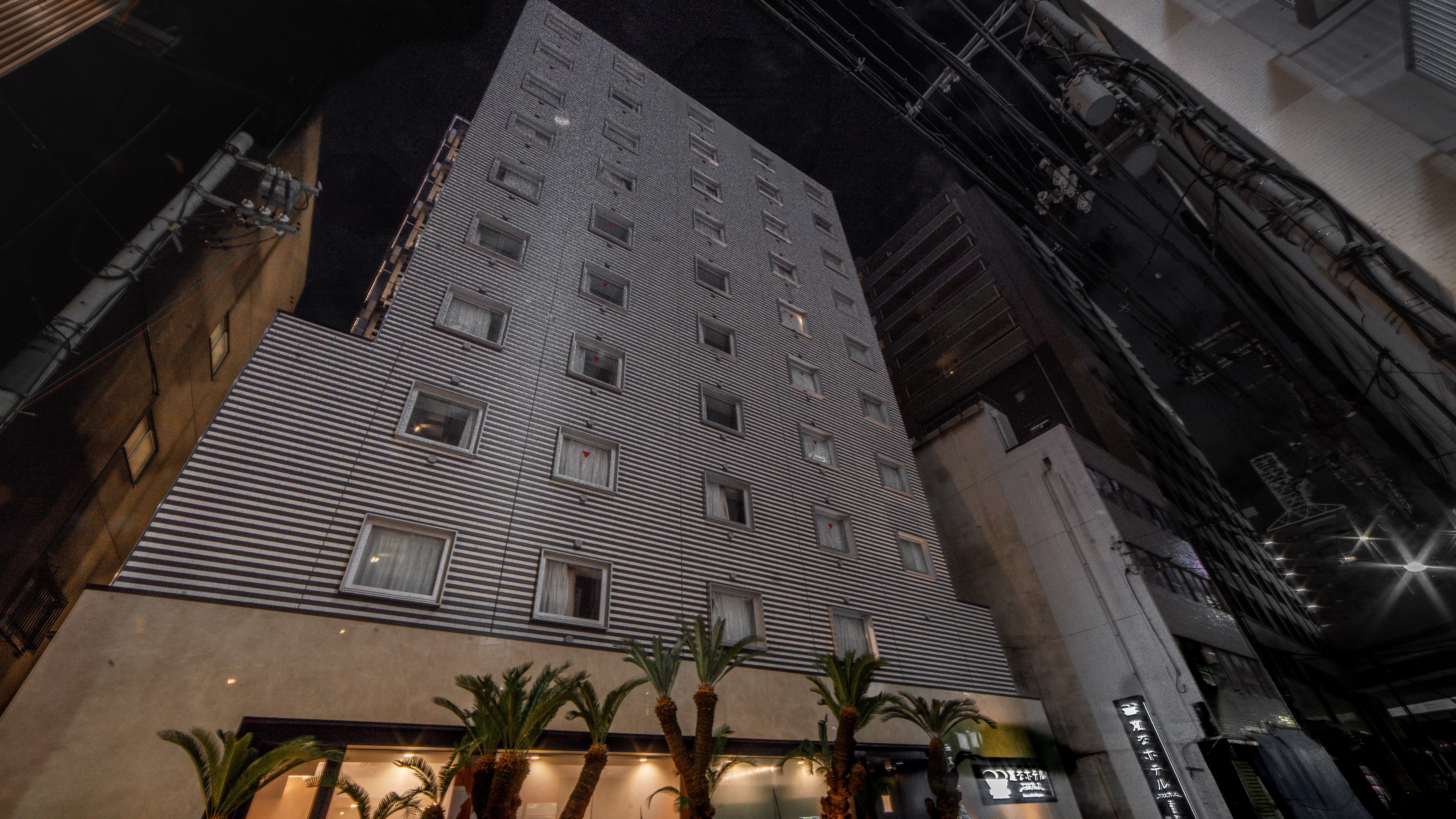 ホテル外観（夜）