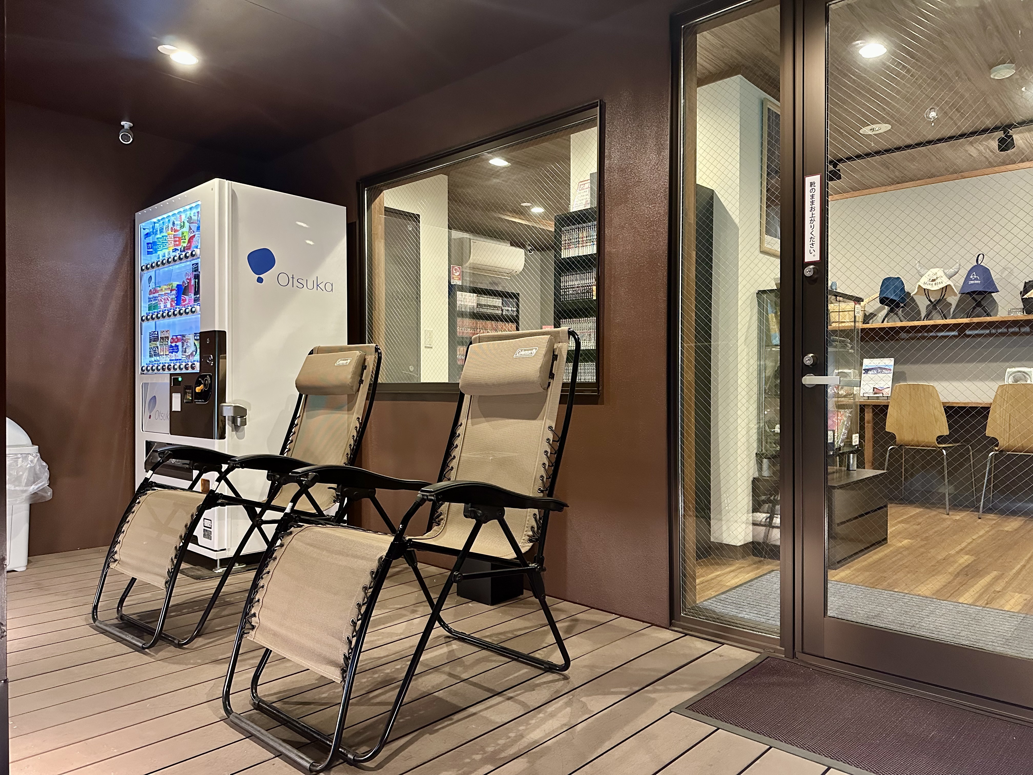 エントランス横休憩スペース/喫煙所/自動販売機