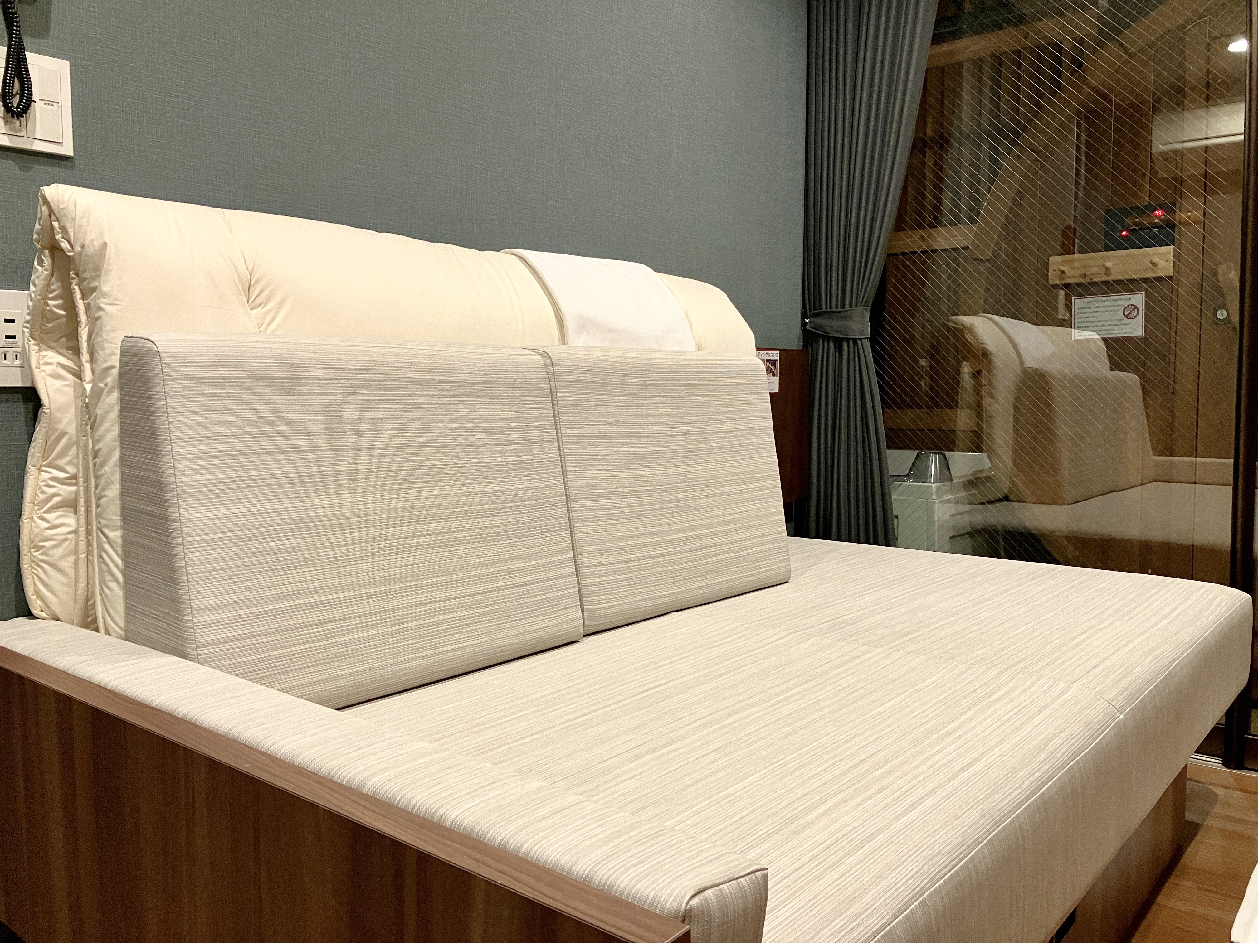 ダブルベッド(ベッドメイク前)