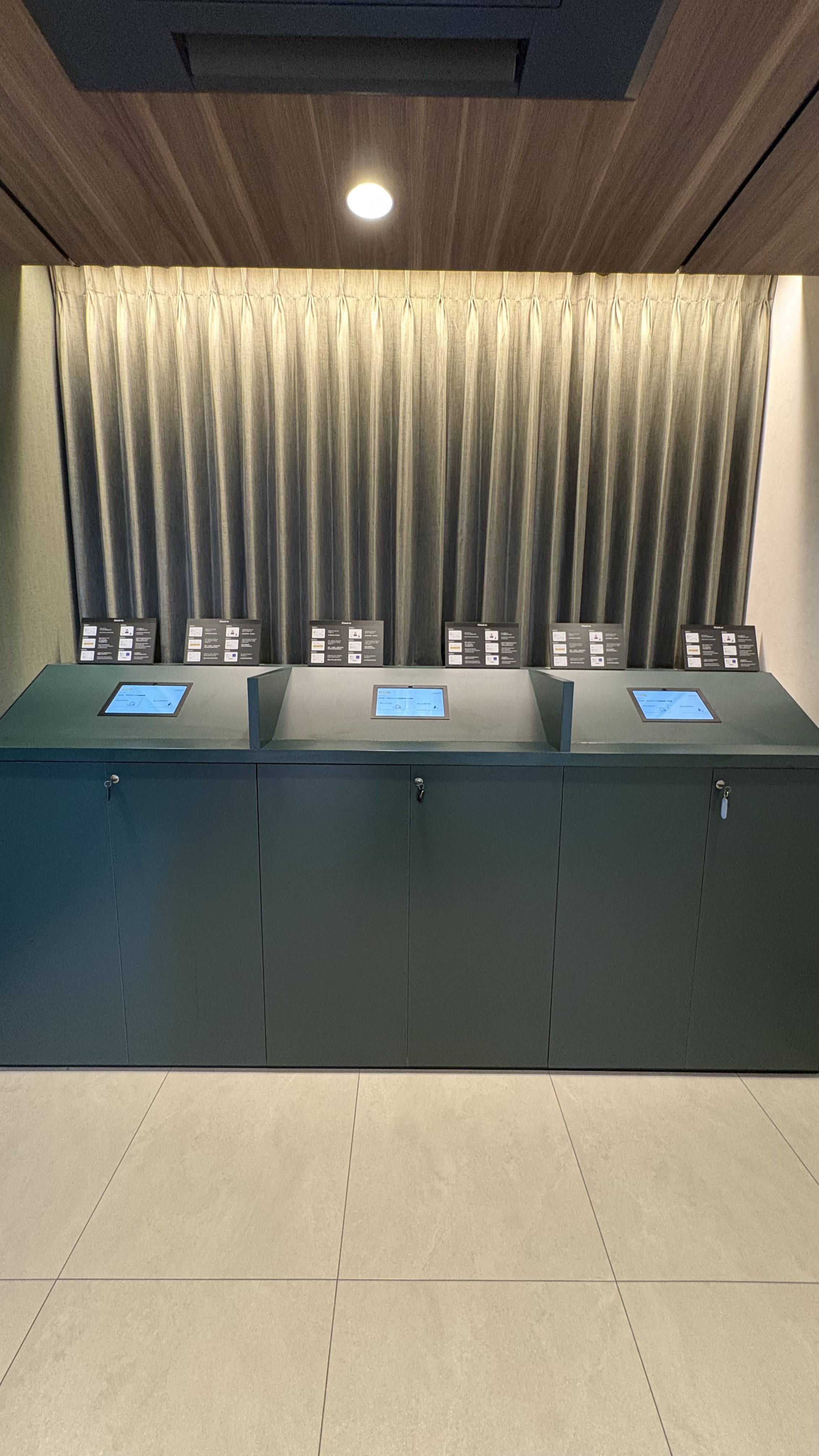 チェックインカウンター