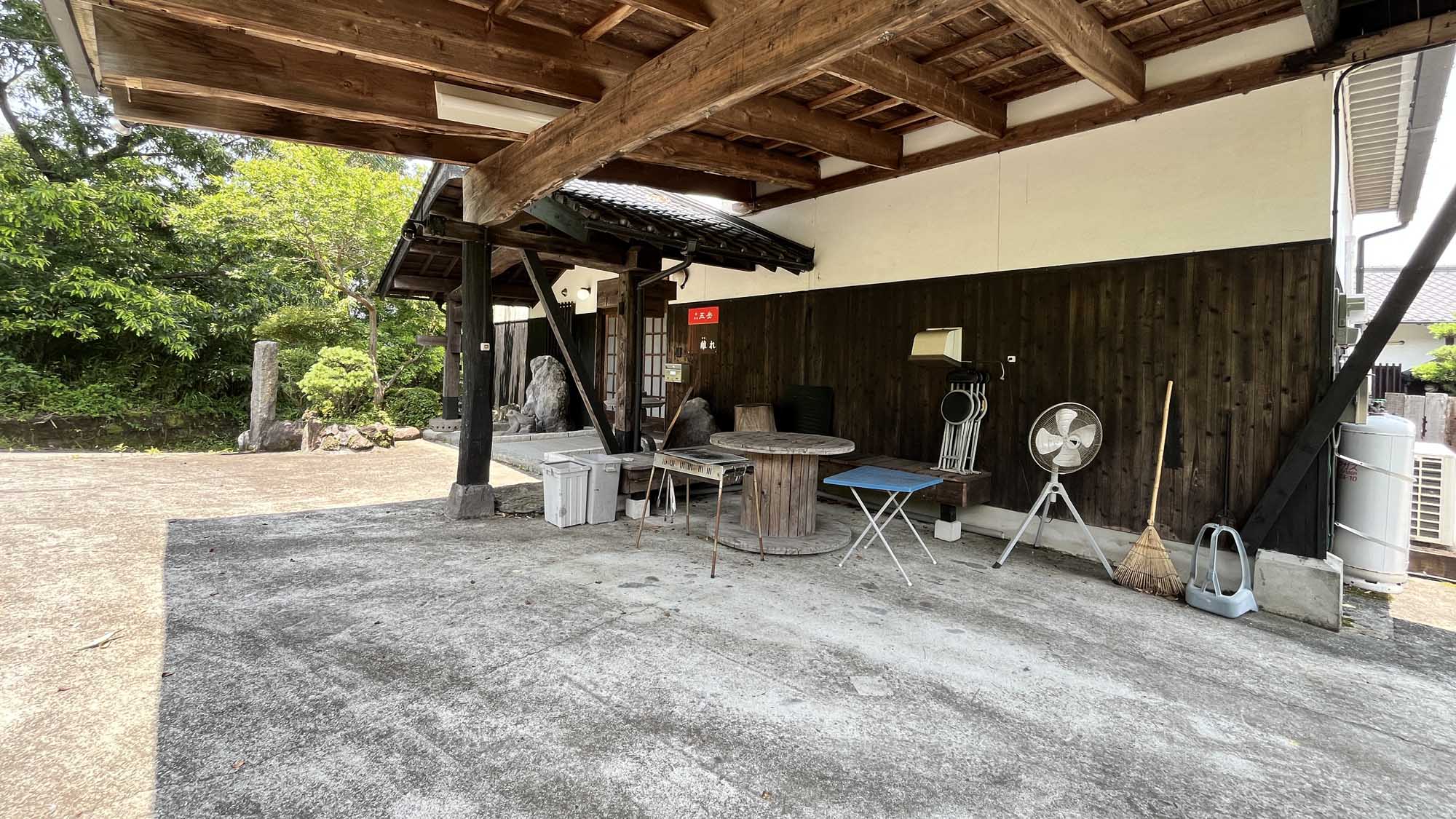 【離れ】広々とした屋根下BBQスペース