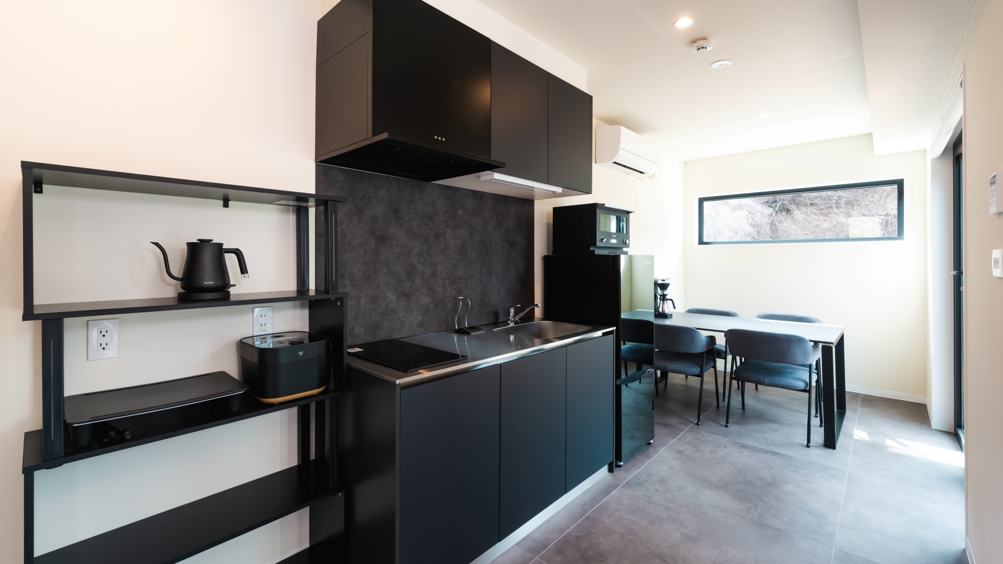 お部屋：生活必需品を揃えた100㎡超の広い空間