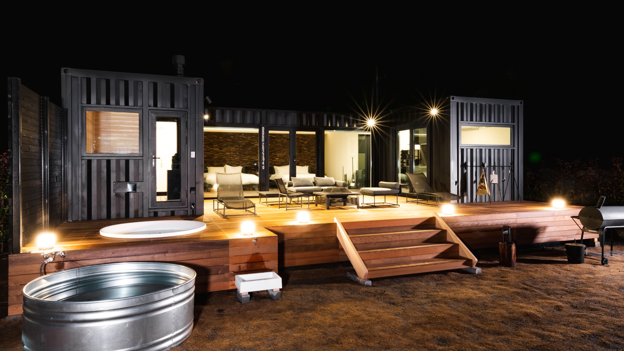 ウッドデッキ：自然の音や風を感じながらのんびりと過ごす