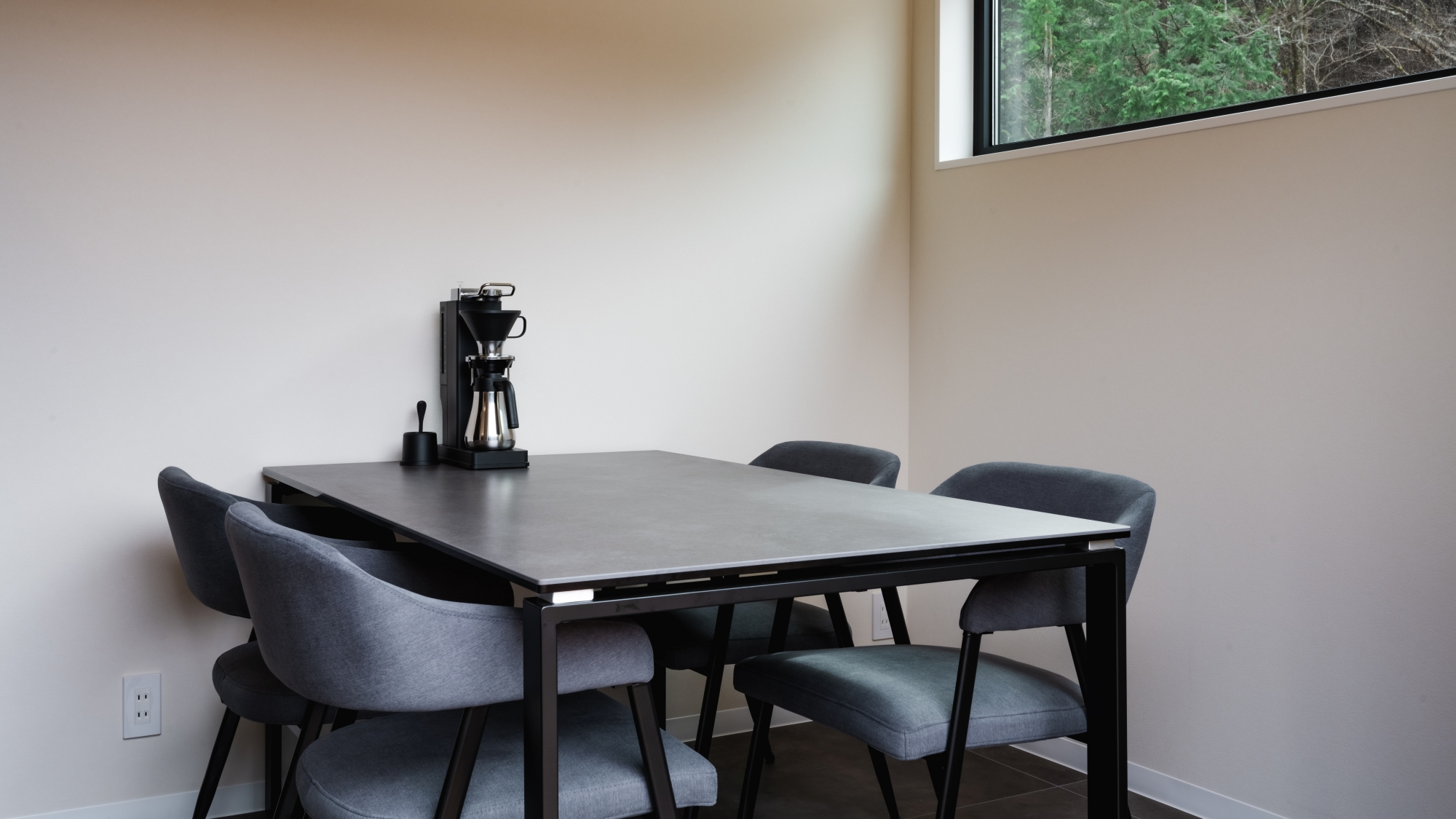 お部屋：渓流のせせらぎや大きな窓からの自然光