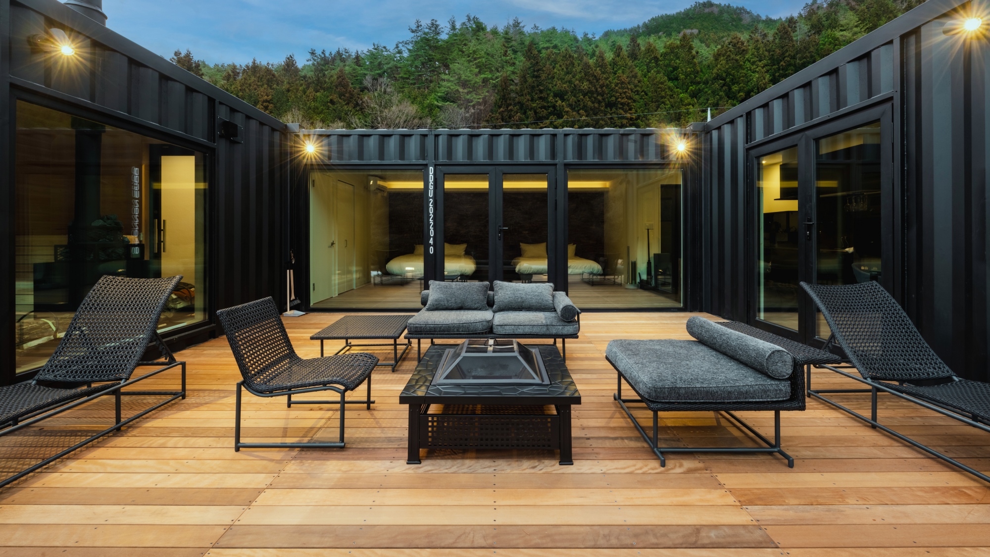 ウッドデッキ：焚き火、ジャグジー、水風呂、BBQで贅沢に自然を楽しむ