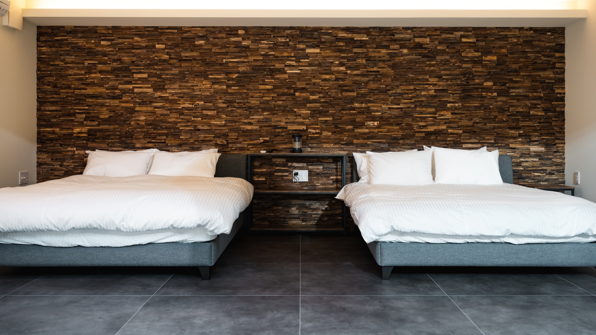 お部屋：シングルベッド4台