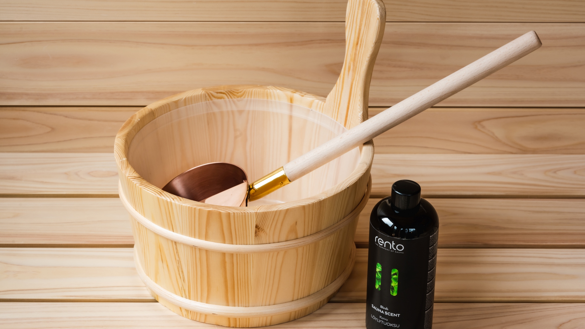 サウナ：アロマ水で、セルフロウリュができます