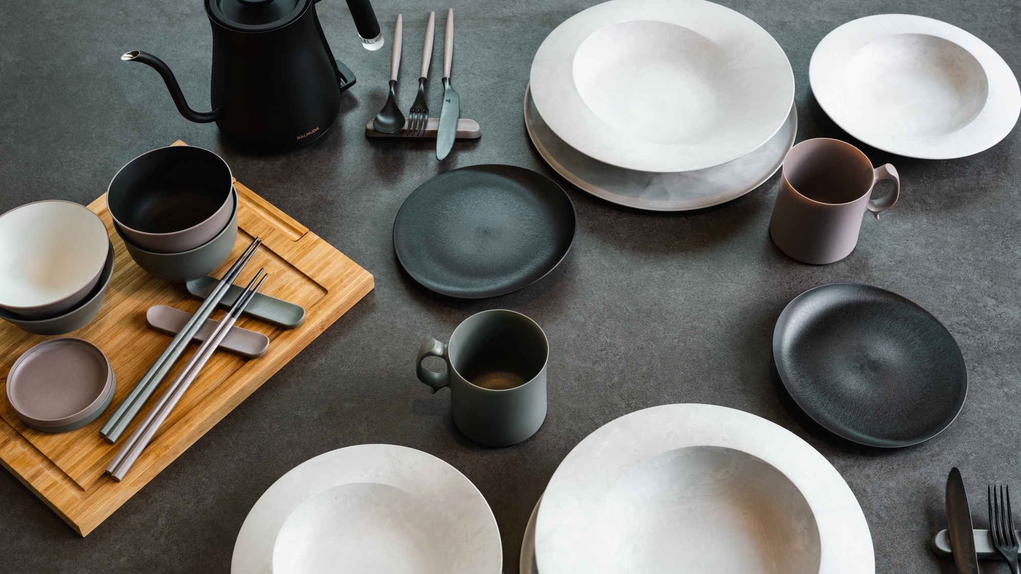 お部屋：生活必需品を揃えた100㎡超の広い空間