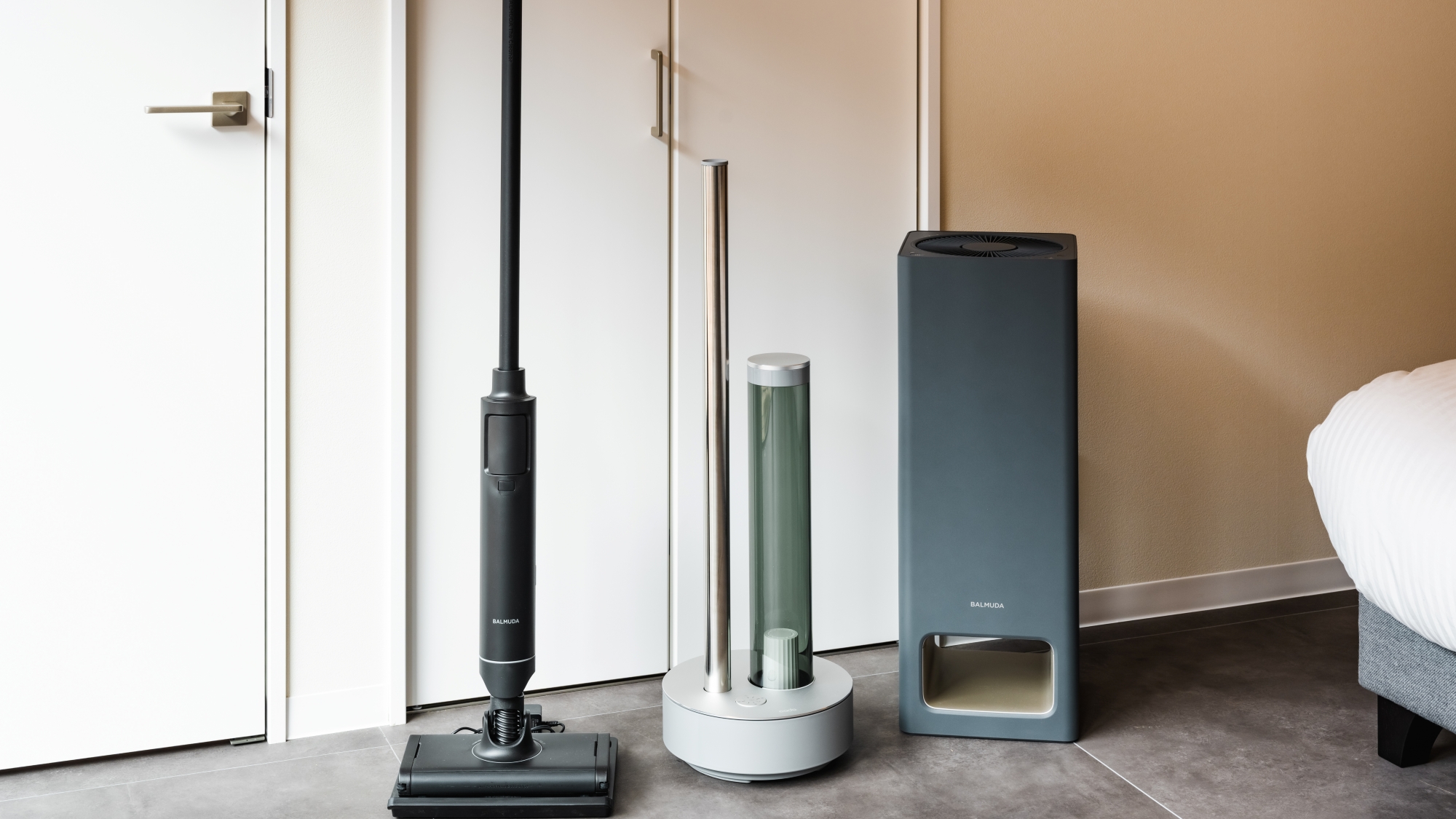 お部屋：生活必需品を揃えた100㎡超の広い空間