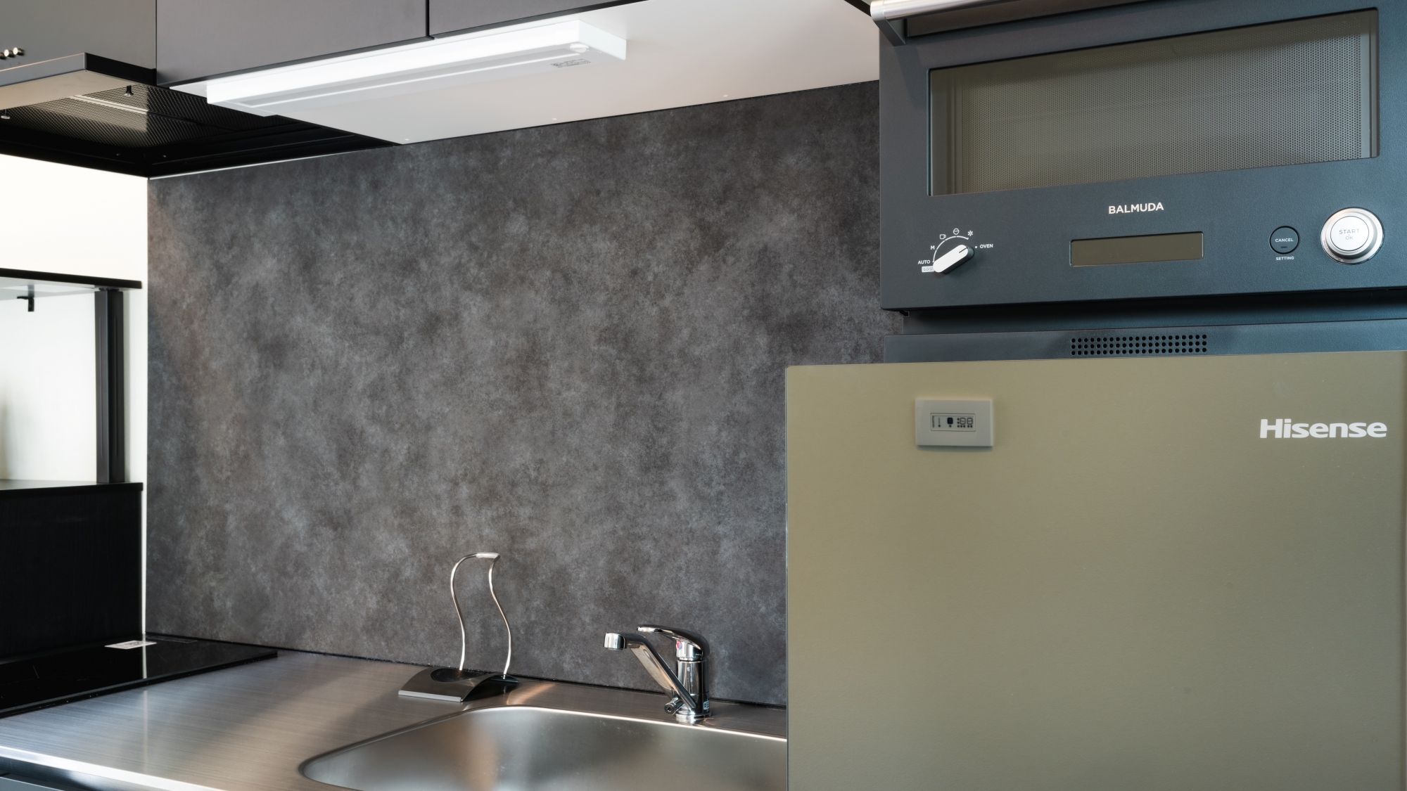 お部屋：生活必需品を揃えた100㎡超の広い空間