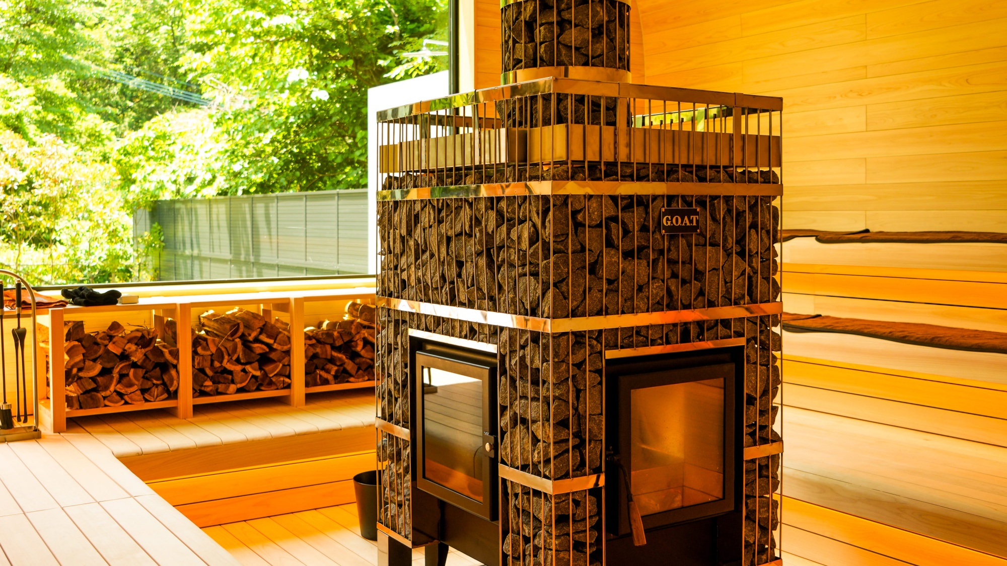 ◆サウナ - 400kgを超えるサウナストーンを贅沢に用いた特注の薪サウナ